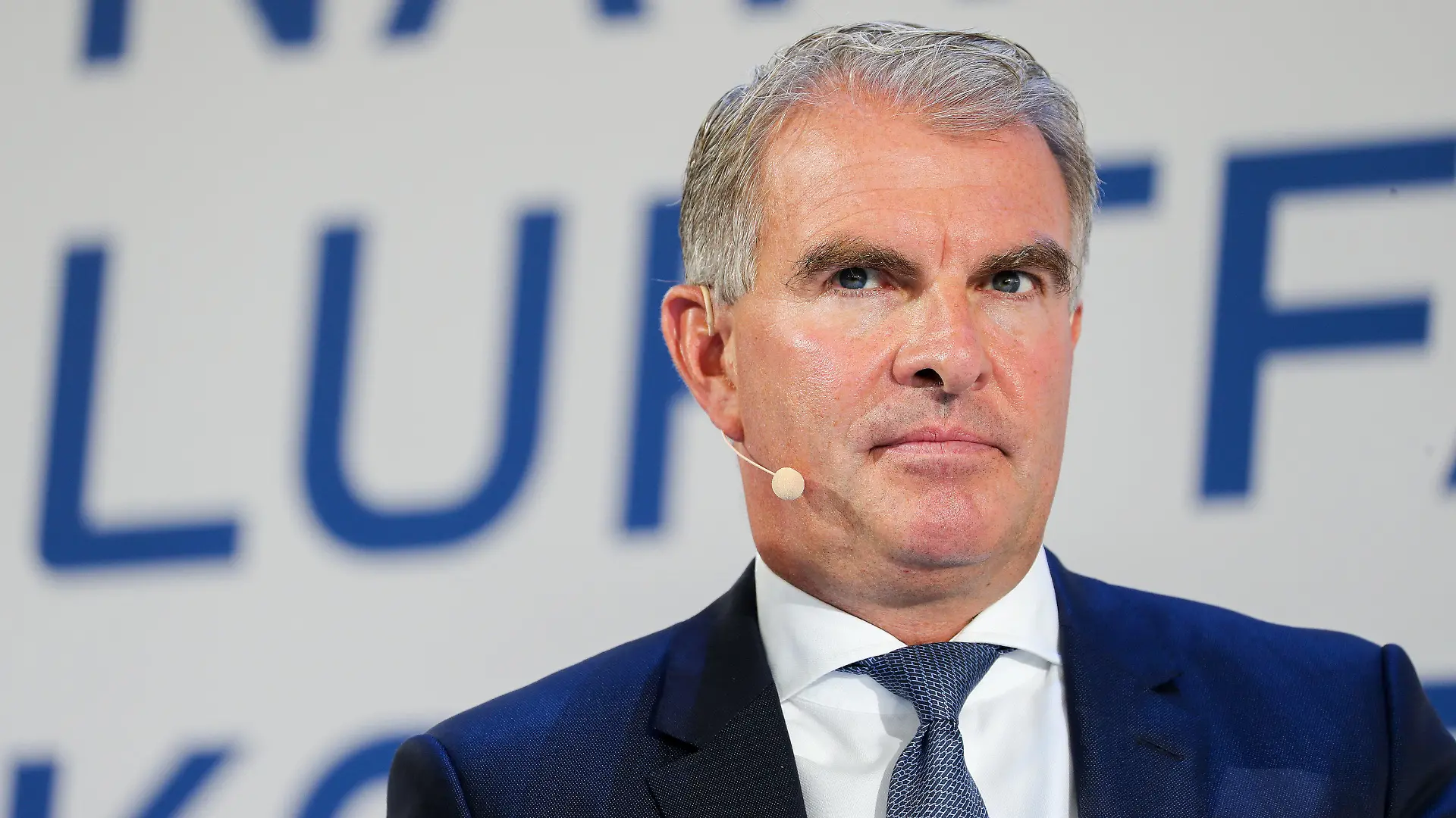 ARCHIV - 21.08.2019, Sachsen, Schkeuditz: Carsten Spohr, Vorstandsvorsitzender der Deutschen Lufthansa AG, steht auf dem Podium der ersten Nationalen Luftfahrtkonferenz auf dem Flughafen Leipzig-Halle. (zu dpa "Lufthansa-Chef: Klimaprobleme technisch lösen, keine Verbote") Foto: Jan Woitas/dpa-Zentralbild/dpa +++ dpa-Bildfunk +++
