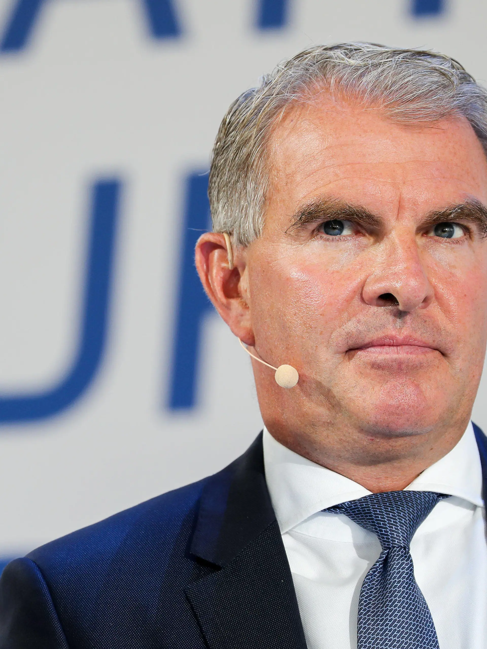 ARCHIV - 21.08.2019, Sachsen, Schkeuditz: Carsten Spohr, Vorstandsvorsitzender der Deutschen Lufthansa AG, steht auf dem Podium der ersten Nationalen Luftfahrtkonferenz auf dem Flughafen Leipzig-Halle. (zu dpa "Lufthansa-Chef: Klimaprobleme technisch lösen, keine Verbote") Foto: Jan Woitas/dpa-Zentralbild/dpa +++ dpa-Bildfunk +++