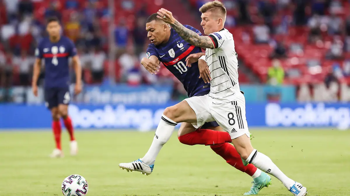 210616 -- MUNICH, June 16, 2021 -- Kylian Mbappe L of France vies with Toni Kroos of Germany during the UEFA EURO, EM, Europameisterschaft,Fussball 2020 Championship Group F match between France and Germany in Munich, Germany, June 15, 2021. SPGERMANY-MUNICH-FOOTBALL-EURO 2020-FRA VS GER ShanxYuqi PUBLICATIONxNOTxINxCHN