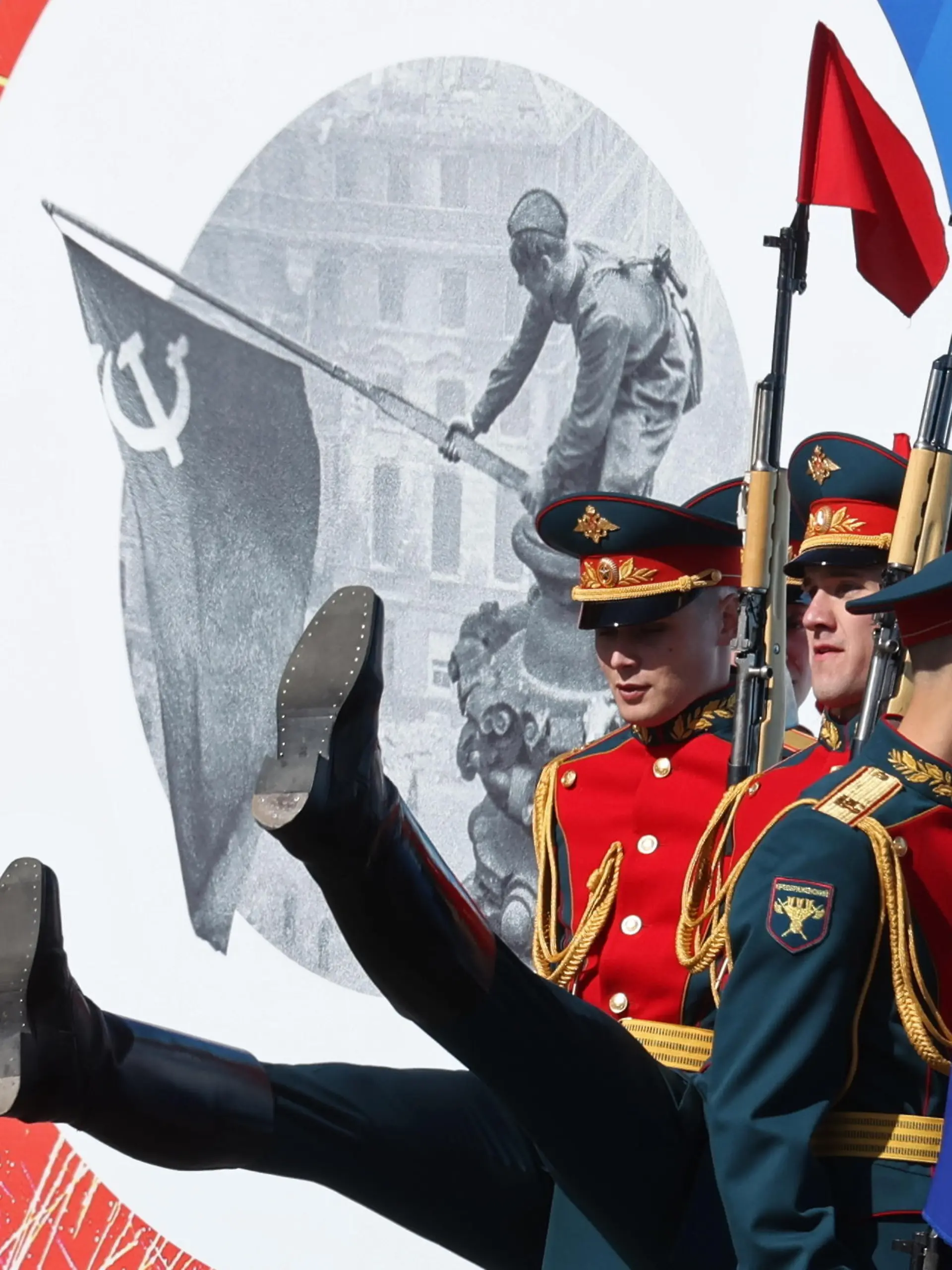 DIESES FOTO WIRD VON DER RUSSISCHEN STAATSAGENTUR TASS ZUR VERFÜGUNG GESTELLT. [RUSSIA, MOSCOW - MAY 9, 2023: Servicemen are seen before the start of a Victory Day military parade marking the 78th anniversary of the victory over Nazi Germany in World War II. Sergei Fadeichev/TASS]
