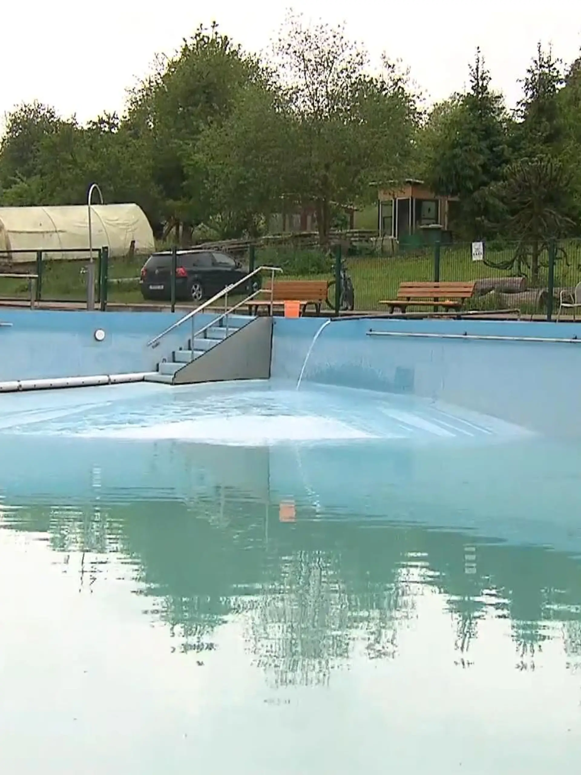 Die Temperaturen in Hessen liegen weit jenseits der 30 Grad-Marke und Abhilfe schafft dieser Tage ganz besonders der Gang ins Freibad. Leider sah es bis vor Kurzem noch so aus, als müssten die Menschen in Dautphetal-Herzhausen auf die Abkühlung verzichten, schließlich hatte ein extremes Unwetter dazu geführt, dass das Becken voller Matsch und Schlamm war. Wie das Freibad nun aber doch öffnen konnte, sehen Sie im Videobeitrag.