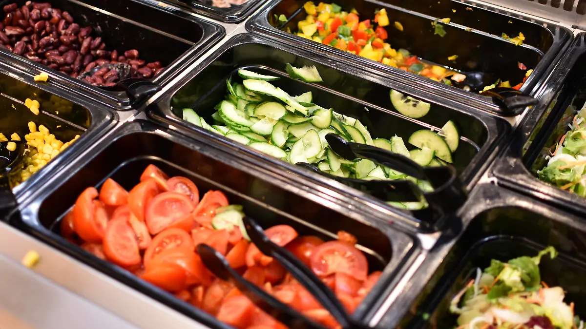 Ein Dieb hat sich an einer Supermarkt Salatbar bedient.