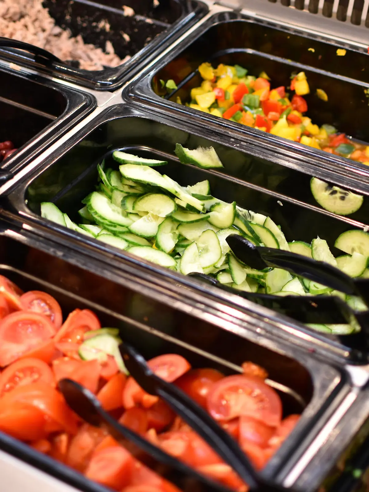 Ein Dieb hat sich an einer Supermarkt Salatbar bedient.
