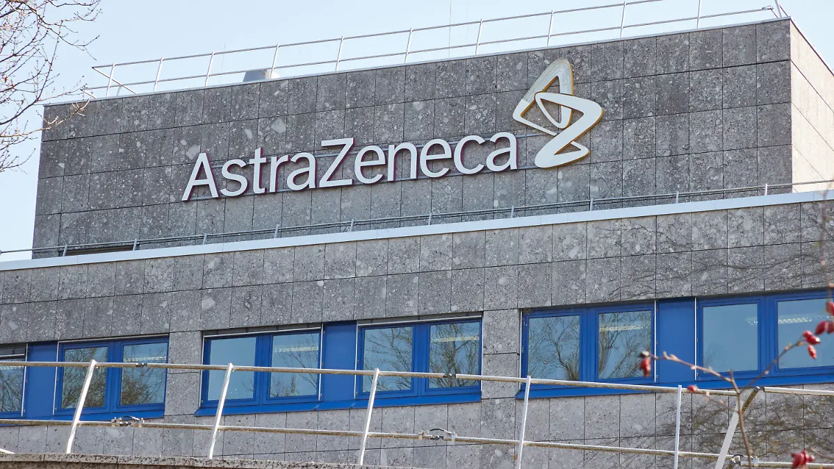 ARCHIV - 31.03.2021, Schleswig-Holstein, Wedel: Das Logo am Gebäude des Pharmakonzerns Astrazeneca. Der britisch-schwedische Konzern will den Sitz seiner Deutschlandzentrale von Wedel (Kreis Pinneberg) ins unmittelbar benachbarte Hamburg verlegen. Foto: Georg Wendt/dpa +++ dpa-Bildfunk +++