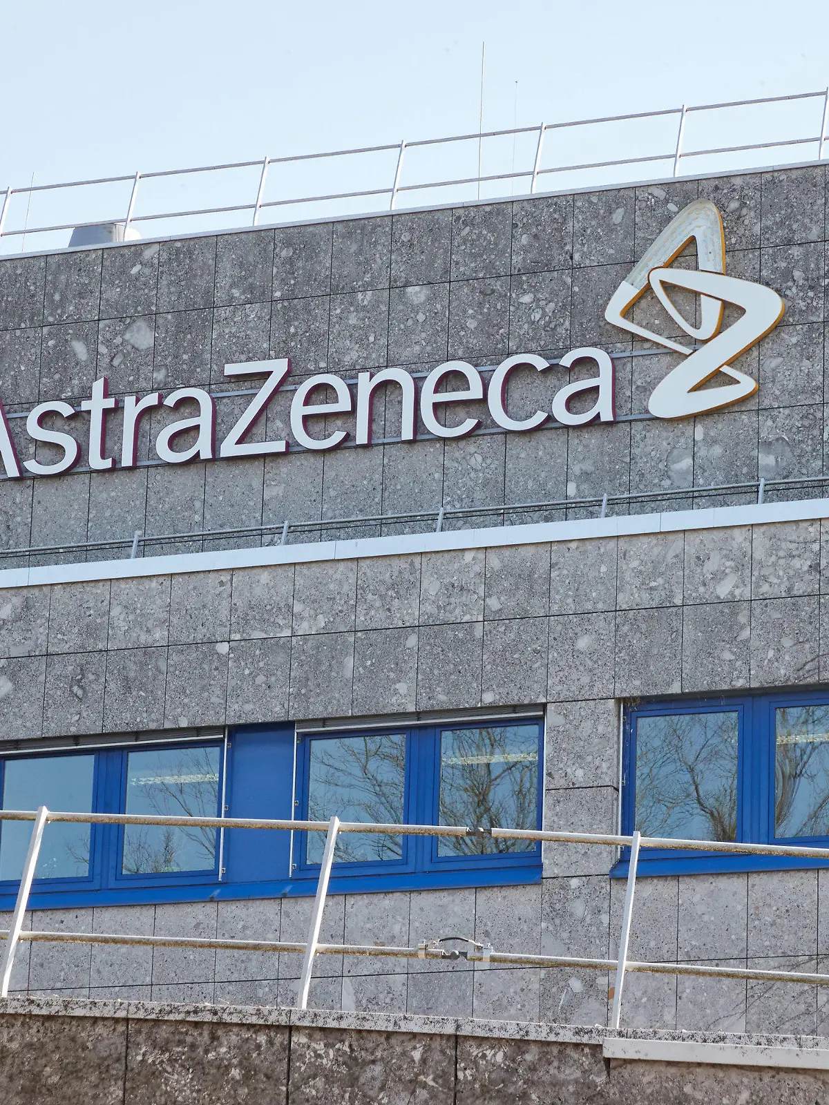 ARCHIV - 31.03.2021, Schleswig-Holstein, Wedel: Das Logo am Gebäude des Pharmakonzerns Astrazeneca. Der britisch-schwedische Konzern will den Sitz seiner Deutschlandzentrale von Wedel (Kreis Pinneberg) ins unmittelbar benachbarte Hamburg verlegen. Foto: Georg Wendt/dpa +++ dpa-Bildfunk +++