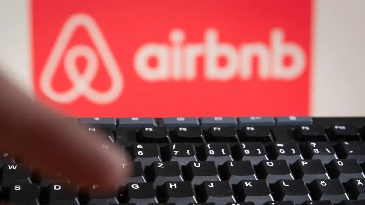 «airbnb» ist hinter einer Computertastatur zu lesen