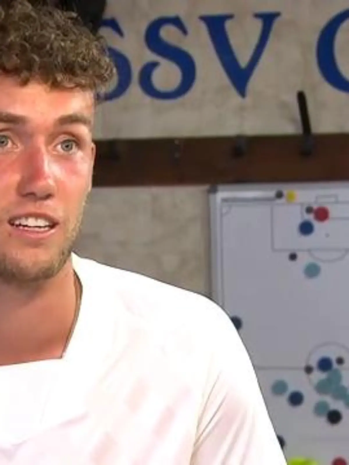Diesen Sommer hat hat sich Luca Waldschmidt sicher auch anders vorgestellt: Der frühere Eintracht Spieler hatte gehofft bei der Europameisterschaft für Deutschland auf dem Platz zu stehen, wurde am Ende aber nicht nominiert. Dafür hatte er jetzt Zeit seinen Heimatclub SSV Oranien-Frohnhausen in Dillenburg zu besuchen