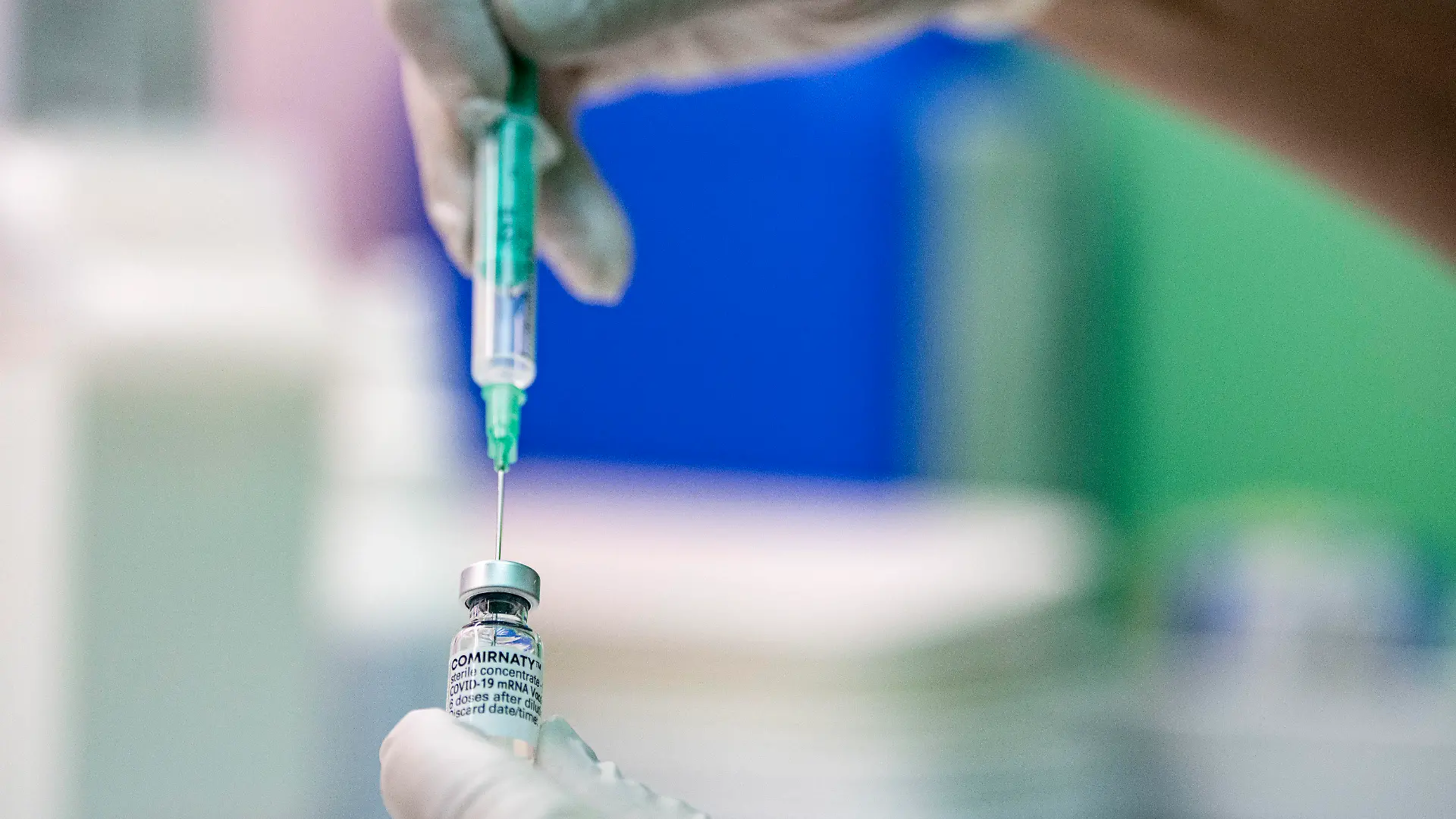 ARCHIV - 09.06.2021, Berlin: Ein Kinder- und Jugendarzt zieht den Corona-Impfstoff Comirnaty von Biontech/Pfizer in eine Spritze. Ein vollständiger Impfschutz mit zwei Dosen der Mittel von Biontech/Pfizer oder Astrazeneca verhindert einer britischen Datenanalyse zufolge sehr gut schwere Krankheitsverläufe bei der Delta-Variante des Coronavirus. (zu dpa Datenanalyse: Impfung verhindert Klinikaufenthalt bei Delta-Variante») Foto: Fabian Sommer/dpa +++ dpa-Bildfunk +++