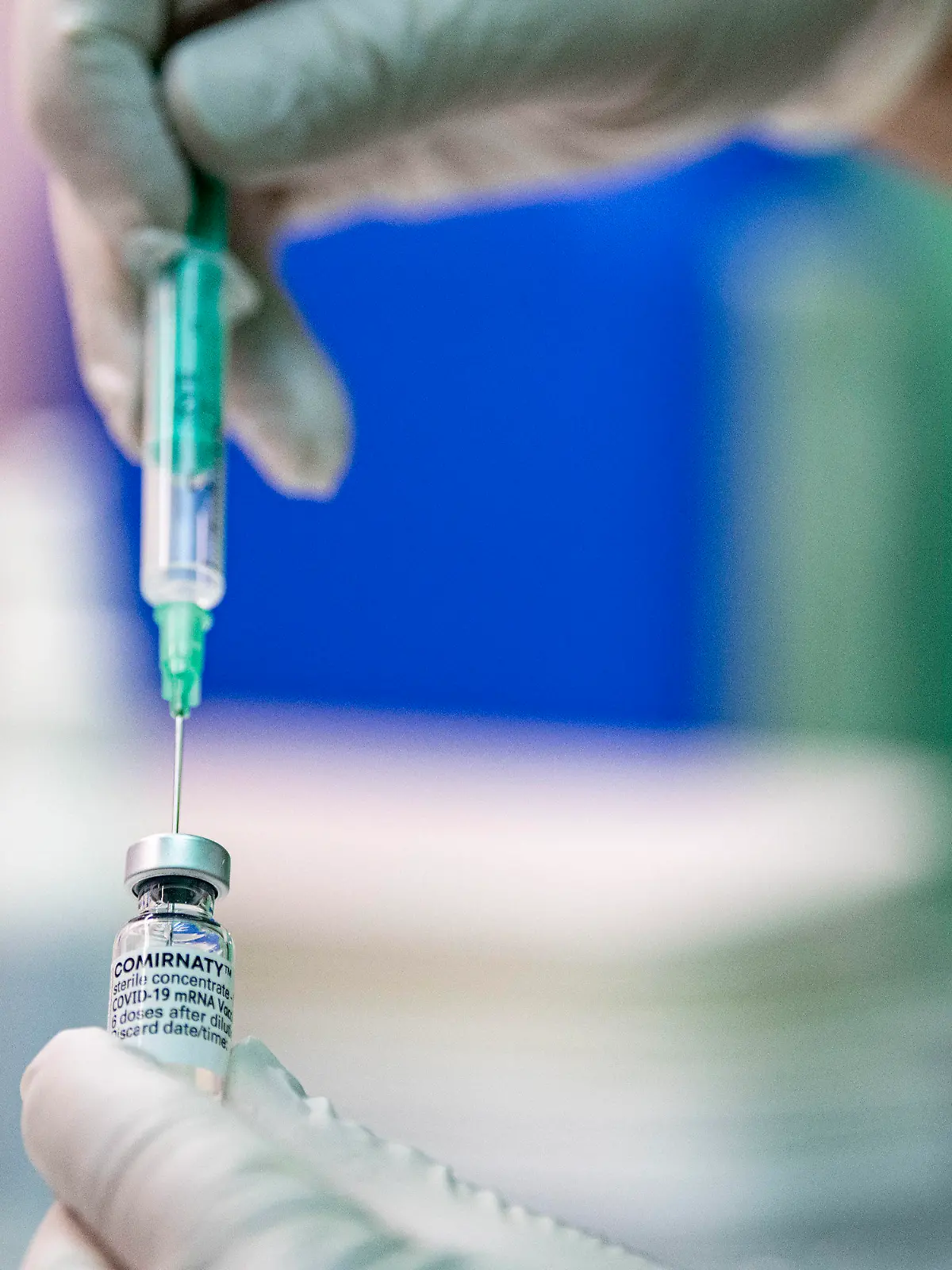 ARCHIV - 09.06.2021, Berlin: Ein Kinder- und Jugendarzt zieht den Corona-Impfstoff Comirnaty von Biontech/Pfizer in eine Spritze. Ein vollständiger Impfschutz mit zwei Dosen der Mittel von Biontech/Pfizer oder Astrazeneca verhindert einer britischen Datenanalyse zufolge sehr gut schwere Krankheitsverläufe bei der Delta-Variante des Coronavirus. (zu dpa Datenanalyse: Impfung verhindert Klinikaufenthalt bei Delta-Variante») Foto: Fabian Sommer/dpa +++ dpa-Bildfunk +++