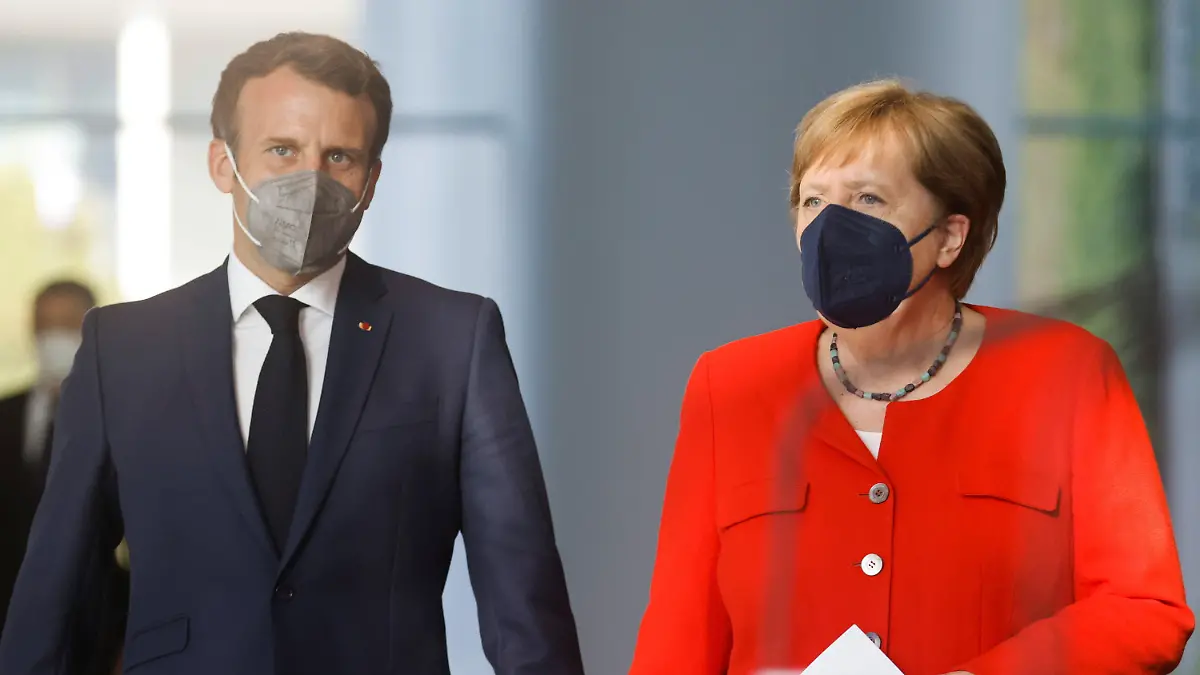 18.06.2021, Berlin: Bundeskanzlerin Angela Merkel (CDU) und Frankreichs Präsident Emmanuel Macron tragen Masken, während sie ankommen, um zusammen vor Journalisten ein Statement abzugeben. Die beiden treffen sich, um unter anderem den für die kommende Woche in Brüssel geplanten EU-Gipfel vorzubereiten. Foto: Axel Schmidt/Reuters-Pool/dpa +++ dpa-Bildfunk +++