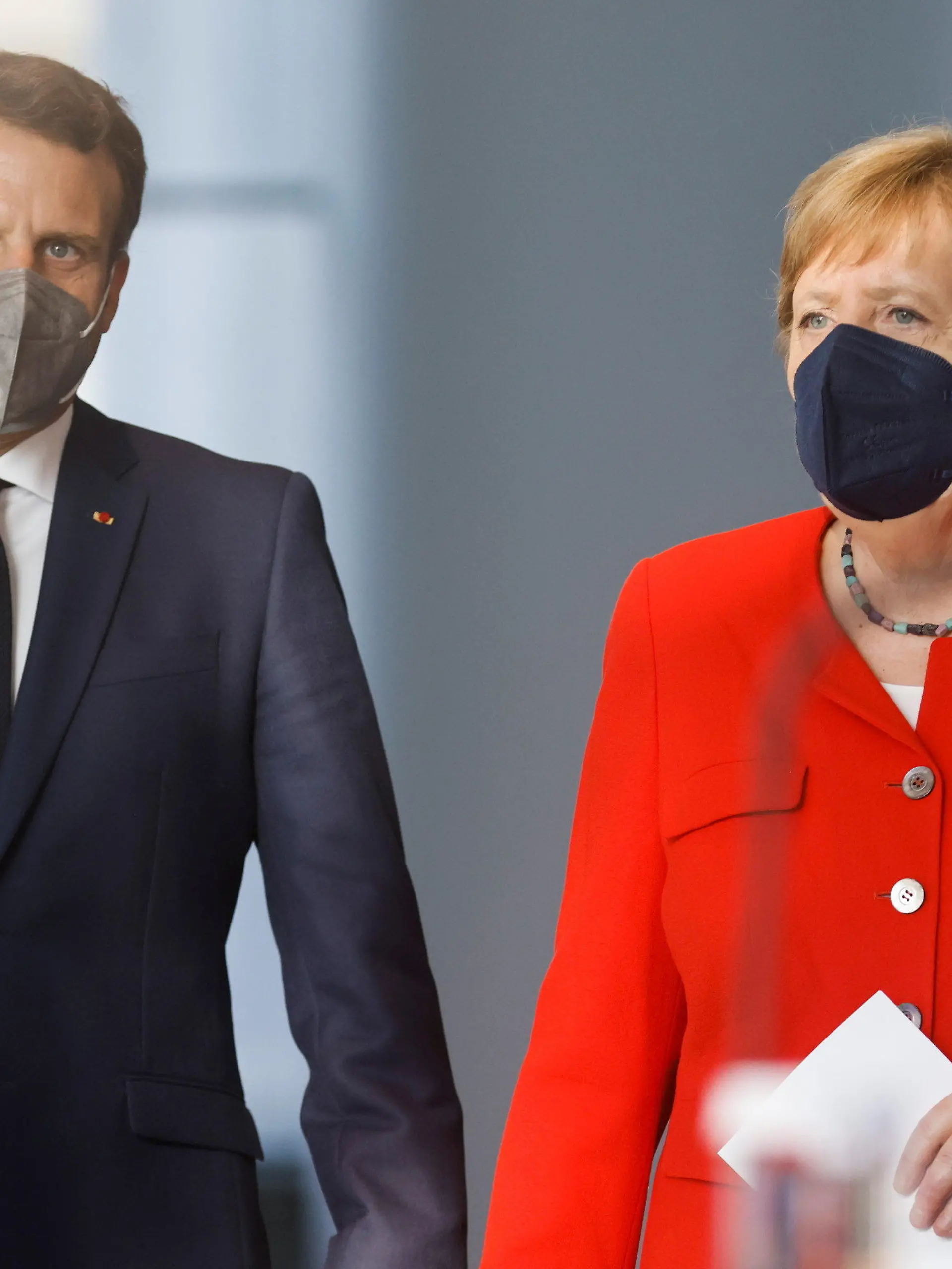 18.06.2021, Berlin: Bundeskanzlerin Angela Merkel (CDU) und Frankreichs Präsident Emmanuel Macron tragen Masken, während sie ankommen, um zusammen vor Journalisten ein Statement abzugeben. Die beiden treffen sich, um unter anderem den für die kommende Woche in Brüssel geplanten EU-Gipfel vorzubereiten. Foto: Axel Schmidt/Reuters-Pool/dpa +++ dpa-Bildfunk +++