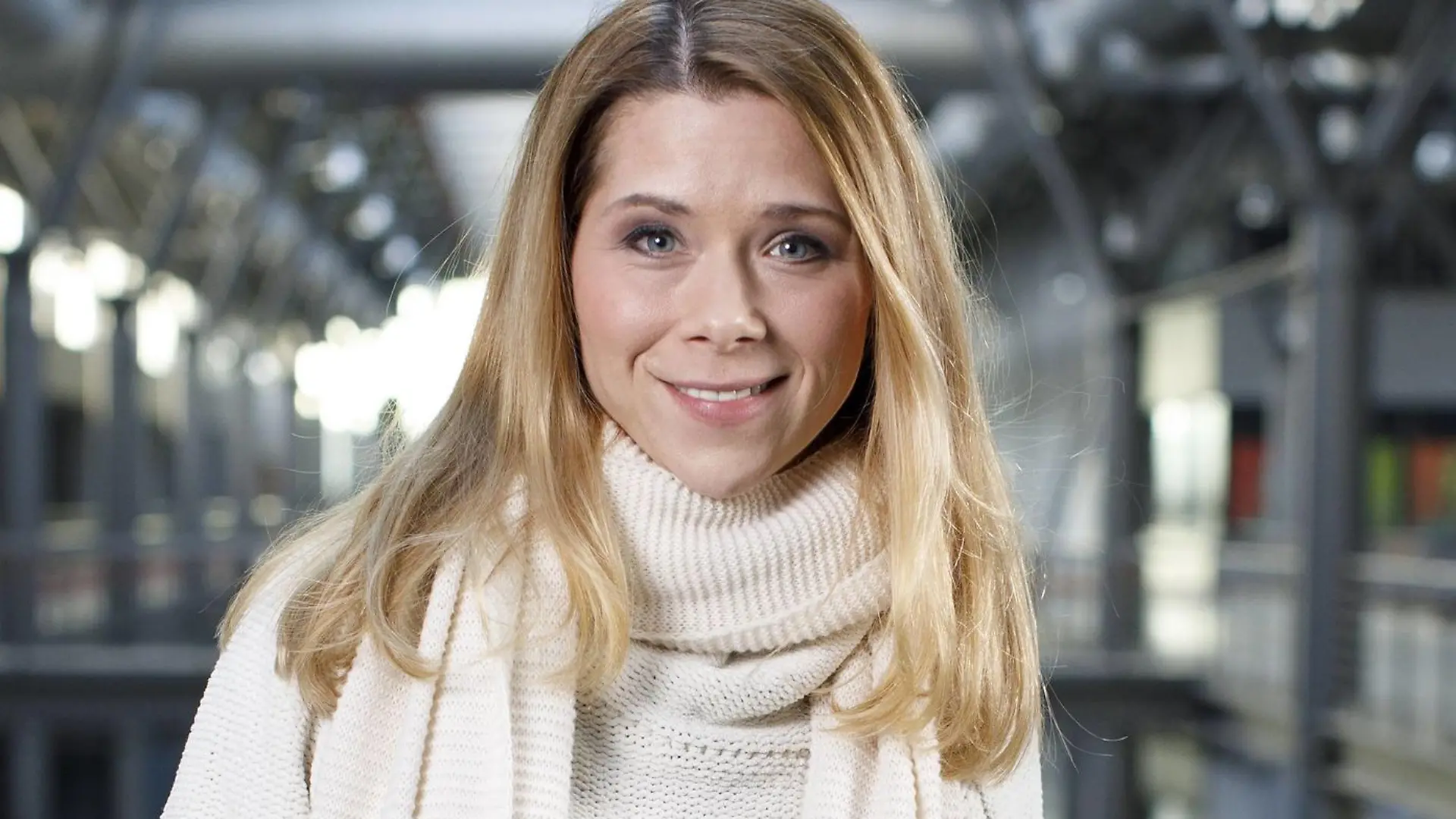 Tanja Szewczenko beim exklusiven Photoshooting am Set der RTL TV-Serie Alles was zählt in den MMC Studios. Köln, 10.03.2017 Foto:xC.xHardtx/xFuturexImage