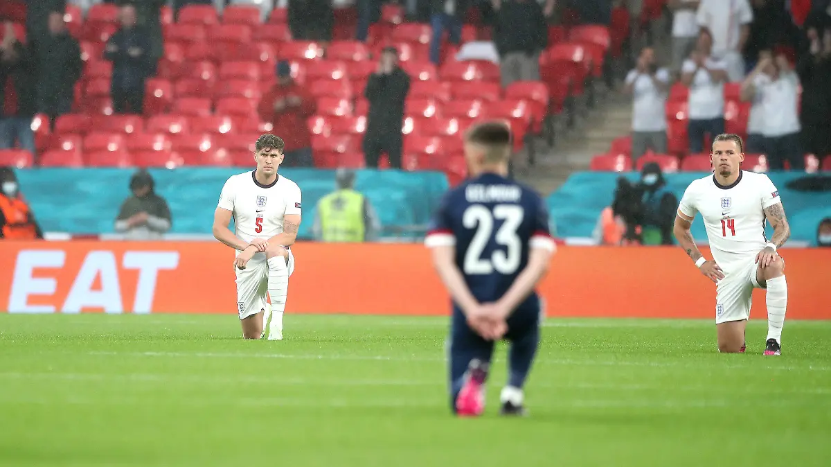 18.06.2021, Großbritannien, London: Fußball: EM, England - Schottland, Vorrunde, Gruppe D, 2. Spieltag, im Wembley Stadion. John Stones (2.v.l) und Kalvin Philips (r) aus England knien vor Spielbeginn. Foto: Nick Potts/PA Wire/dpa +++ dpa-Bildfunk +++