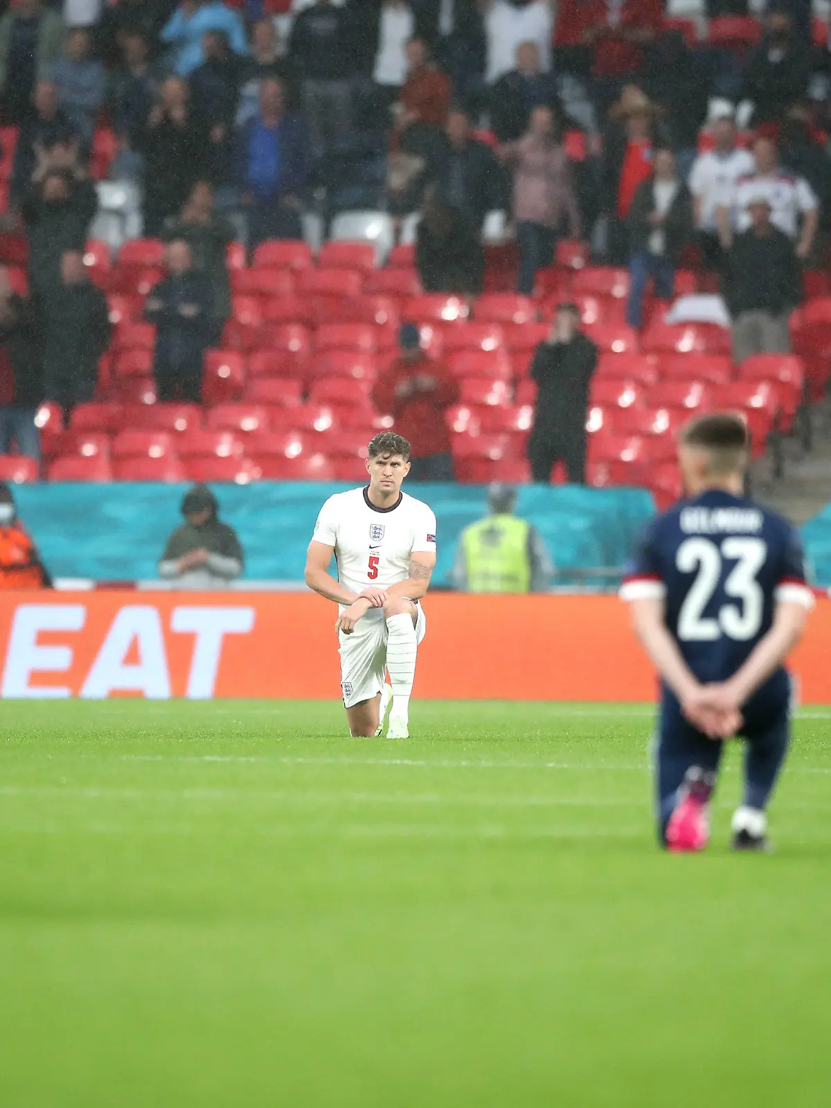 18.06.2021, Großbritannien, London: Fußball: EM, England - Schottland, Vorrunde, Gruppe D, 2. Spieltag, im Wembley Stadion. John Stones (2.v.l) und Kalvin Philips (r) aus England knien vor Spielbeginn. Foto: Nick Potts/PA Wire/dpa +++ dpa-Bildfunk +++