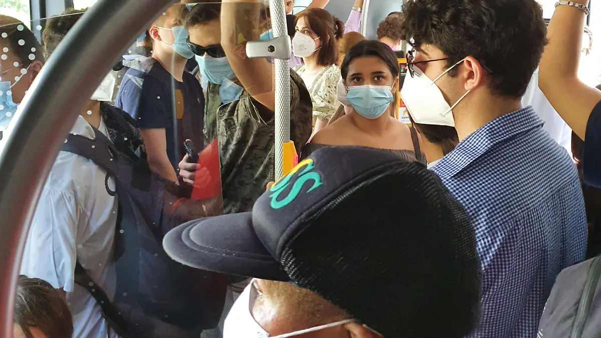 Fahrgäste in Buslinie 6 bei Wiesbaden