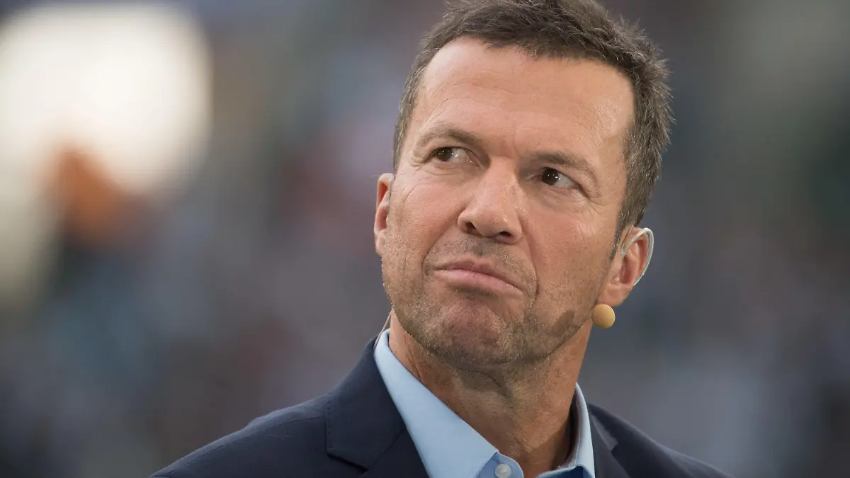 ARCHIV - 15.09.2018, Nordrhein-Westfalen, Mönchengladbach: Rekord-Nationalspieler und Fußball-Experte Lothar Matthäus am Spielfeldrand. Er betrachtet einen DFB-Pokalsieg mit RB Leipzig für Julian Nagelsmann vor dessen Start als Trainer des FC Bayern München nicht als Notwendigkeit. (zu dpa: «Matthäus: Nagelsmann braucht DFB-Pokalsieg vor Wechsel nicht») Foto: Federico Gambarini/dpa +++ dpa-Bildfunk +++