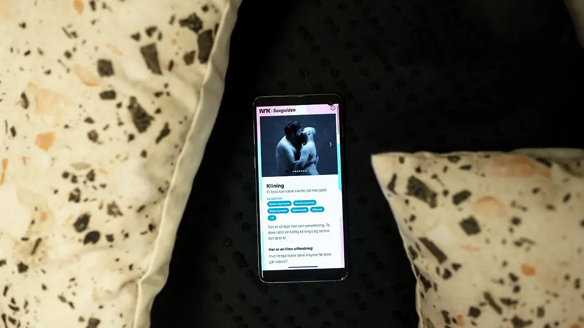 Foto von Handy, zwei Männer die sich küssen.