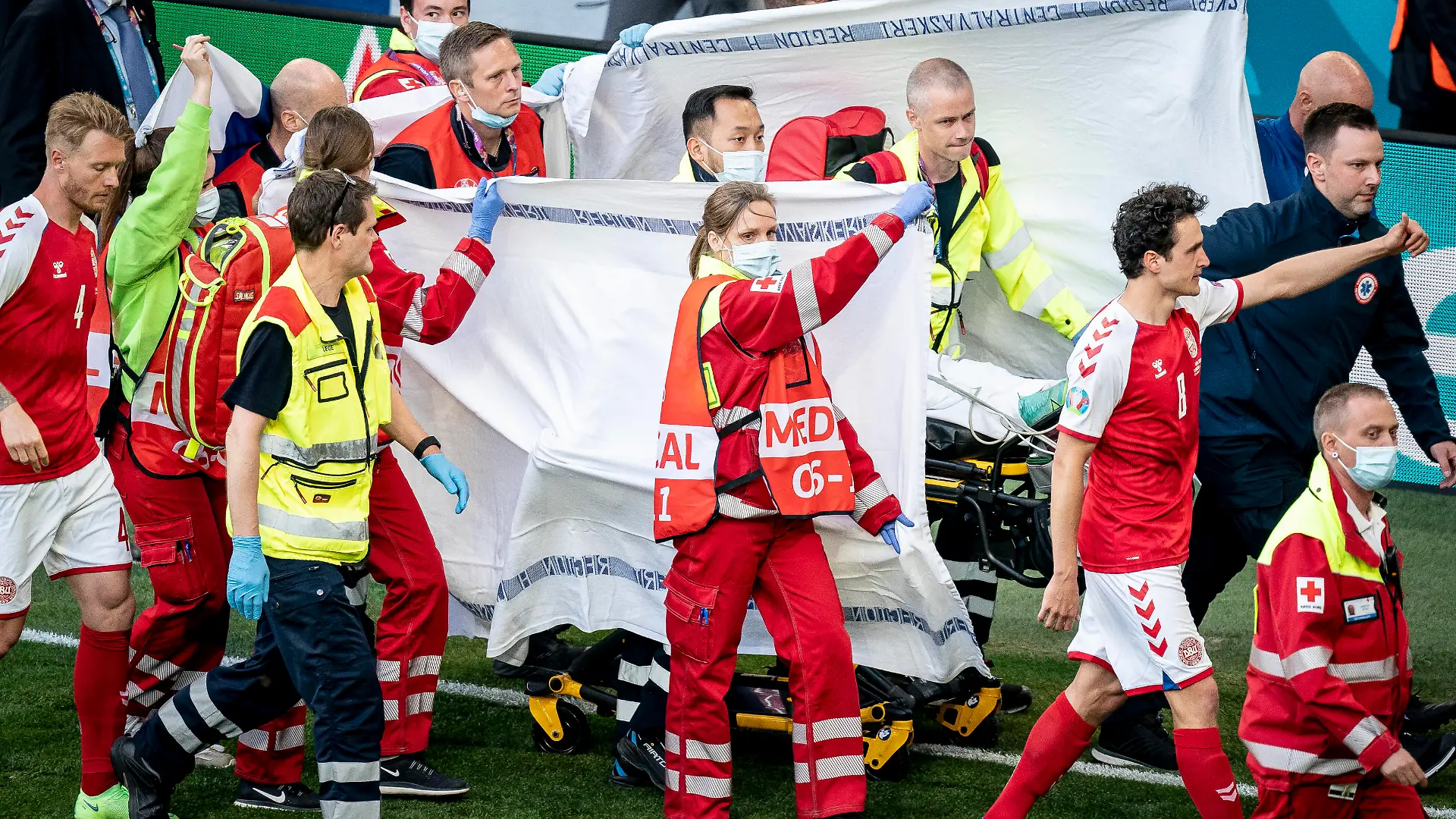 Danmarks Christian Eriksen faar behandling efter kollaps under kampen mellem Danmark og Finland i gruppe B under EURO2020 i Parken i Koebenhavn, loerdag den 12. juni 2021.. , Copenhagen Denmark *** Denmarks Christian Eriksen receives treatment after collapse during the match between Denmark and Finland in group B during EURO2020 in the Park in Copenhagen, Saturday 12 June 2021, Copenhagen Denmark PUBLICATIONxINxGERxSUIxAUTxONLY Copyright: RitzauxScanpix MadsxClausxRasmussenx cop101 spdk20210612-202823-L