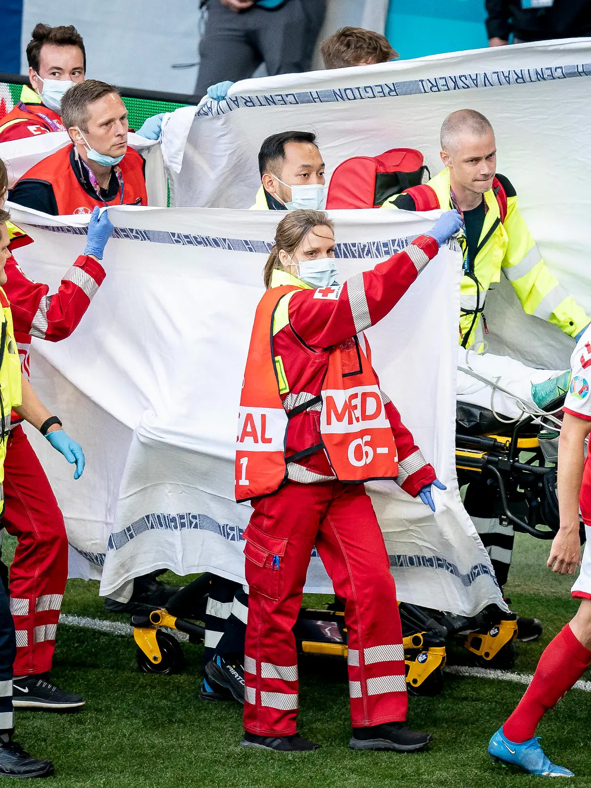  Danmarks Christian Eriksen faar behandling efter kollaps under kampen mellem Danmark og Finland i gruppe B under EURO2020 i Parken i Koebenhavn, loerdag den 12. juni 2021.. , Copenhagen Denmark *** Denmarks Christian Eriksen receives treatment after collapse during the match between Denmark and Finland in group B during EURO2020 in the Park in Copenhagen, Saturday 12 June 2021, Copenhagen Denmark PUBLICATIONxINxGERxSUIxAUTxONLY Copyright: RitzauxScanpix MadsxClausxRasmussenx cop101 spdk20210612-202823-L