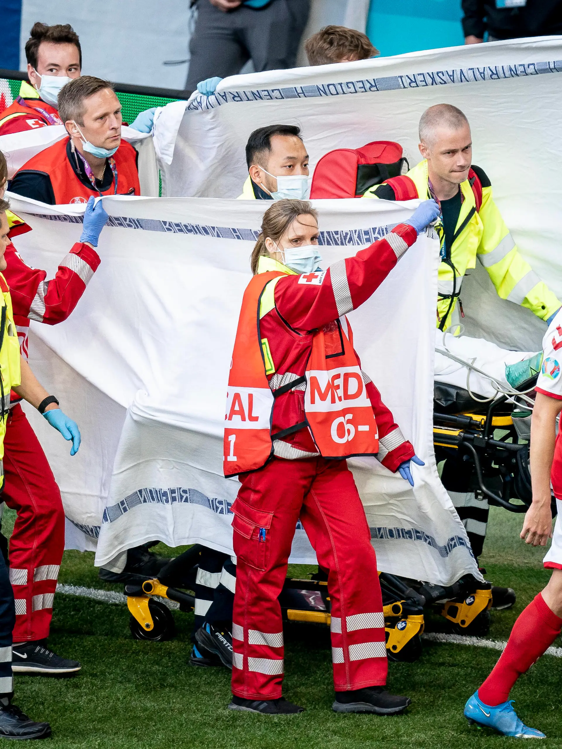  Danmarks Christian Eriksen faar behandling efter kollaps under kampen mellem Danmark og Finland i gruppe B under EURO2020 i Parken i Koebenhavn, loerdag den 12. juni 2021.. , Copenhagen Denmark *** Denmarks Christian Eriksen receives treatment after collapse during the match between Denmark and Finland in group B during EURO2020 in the Park in Copenhagen, Saturday 12 June 2021, Copenhagen Denmark PUBLICATIONxINxGERxSUIxAUTxONLY Copyright: RitzauxScanpix MadsxClausxRasmussenx cop101 spdk20210612-202823-L