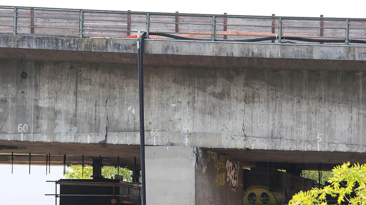 18.06.2021, Hessen, Wiesbaden: Risse sind im Beton der Salzbachtalbrücke zu sehen. Wegen möglicher Probleme mit der Statik ist die Autobahn-66-Brücke über das Salzbachtal in Wiesbaden am Freitag komplett für den Verkehr gesperrt worden. An der Salzbachtalbrücke gebe es eine Gefahrensituation mit der Statik, sagte ein Polizeisprecher. Foto: Michael Ehresmann/Wiesbaden112/dpa +++ dpa-Bildfunk +++