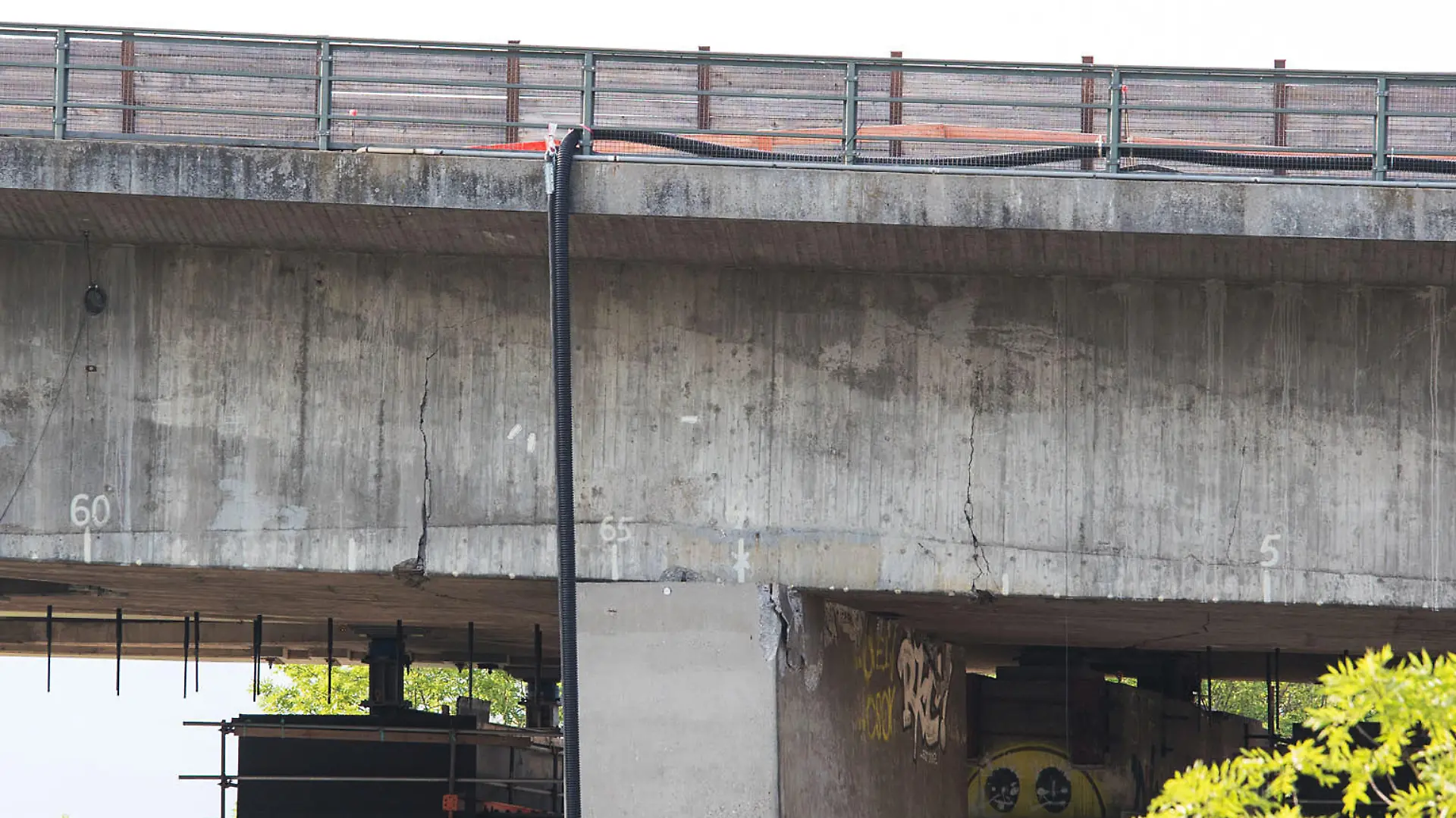 18.06.2021, Hessen, Wiesbaden: Risse sind im Beton der Salzbachtalbrücke zu sehen. Wegen möglicher Probleme mit der Statik ist die Autobahn-66-Brücke über das Salzbachtal in Wiesbaden am Freitag komplett für den Verkehr gesperrt worden. An der Salzbachtalbrücke gebe es eine Gefahrensituation mit der Statik, sagte ein Polizeisprecher. Foto: Michael Ehresmann/Wiesbaden112/dpa +++ dpa-Bildfunk +++