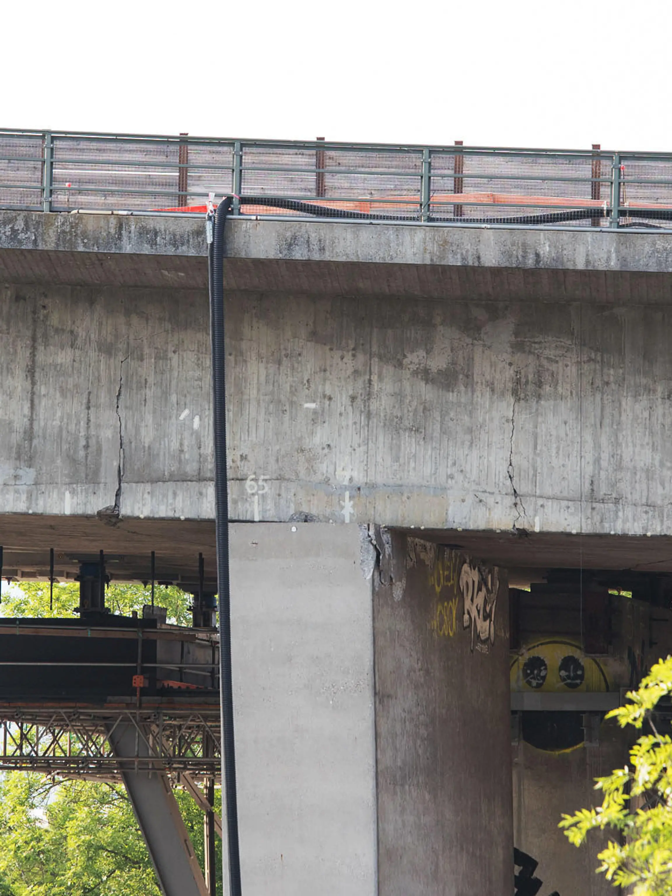 18.06.2021, Hessen, Wiesbaden: Risse sind im Beton der Salzbachtalbrücke zu sehen. Wegen möglicher Probleme mit der Statik ist die Autobahn-66-Brücke über das Salzbachtal in Wiesbaden am Freitag komplett für den Verkehr gesperrt worden. An der Salzbachtalbrücke gebe es eine Gefahrensituation mit der Statik, sagte ein Polizeisprecher. Foto: Michael Ehresmann/Wiesbaden112/dpa +++ dpa-Bildfunk +++