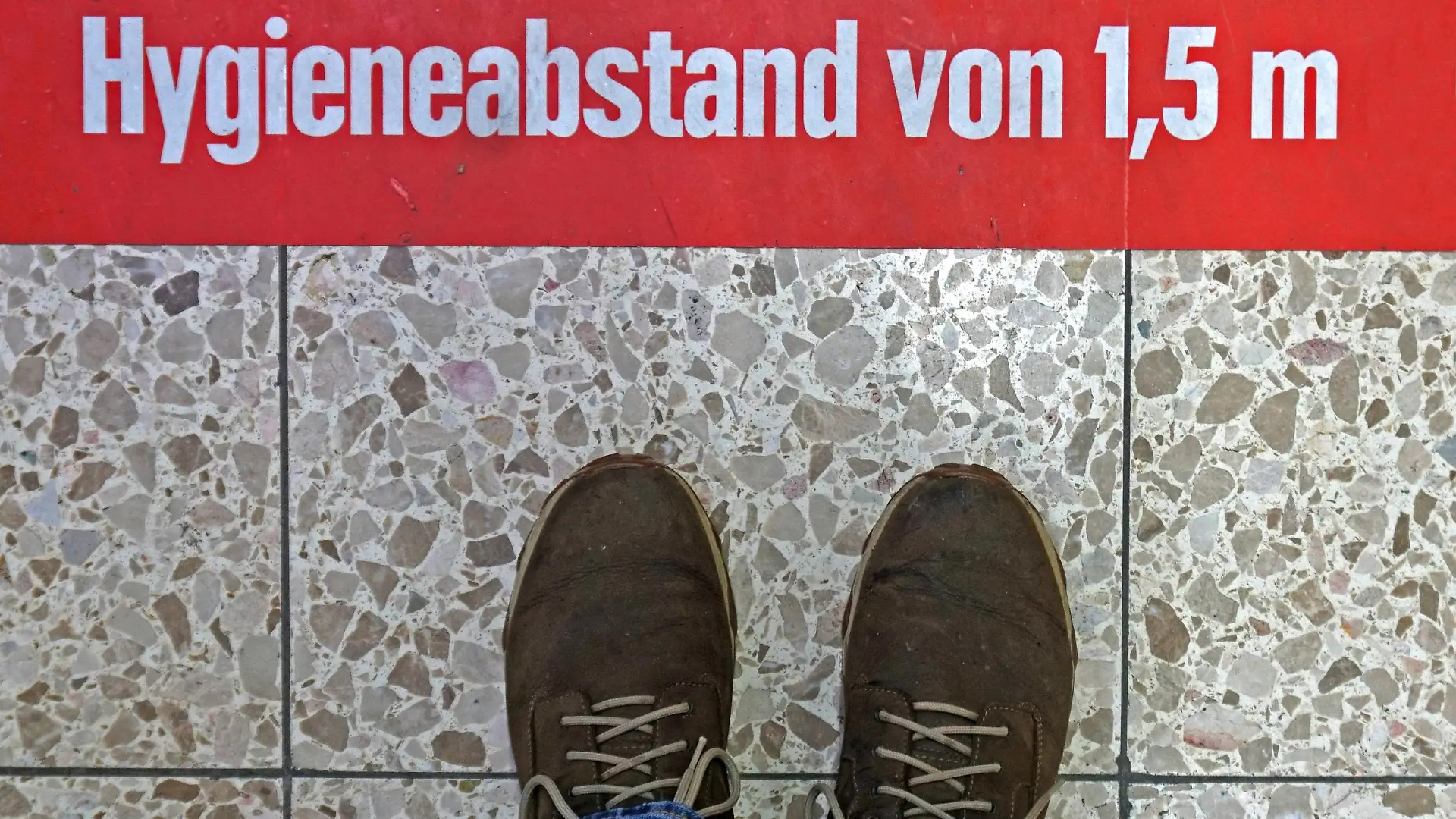 Einschränkungen wegen dem Coronavirus Als Maßnahme zur Prävention gegen eine Infektion mit dem Coronavirus werden die Kunden in einem Supermarkt zur Einhaltung der Abstandsregelung auf Fußböden hingewiesen. Essen Nordrhein-Westfalen Deutschland *** Restrictions due to the coronavirus As a measure to prevent infection with the coronavirus, customers in a supermarket are advised to observe the distance regulation on floors Essen Nordrhein Westfalen Germany