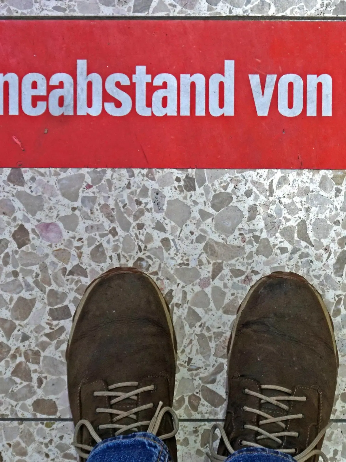  Einschränkungen wegen dem Coronavirus Als Maßnahme zur Prävention gegen eine Infektion mit dem Coronavirus werden die Kunden in einem Supermarkt zur Einhaltung der Abstandsregelung auf Fußböden hingewiesen. Essen Nordrhein-Westfalen Deutschland *** Restrictions due to the coronavirus As a measure to prevent infection with the coronavirus, customers in a supermarket are advised to observe the distance regulation on floors Essen Nordrhein Westfalen Germany
