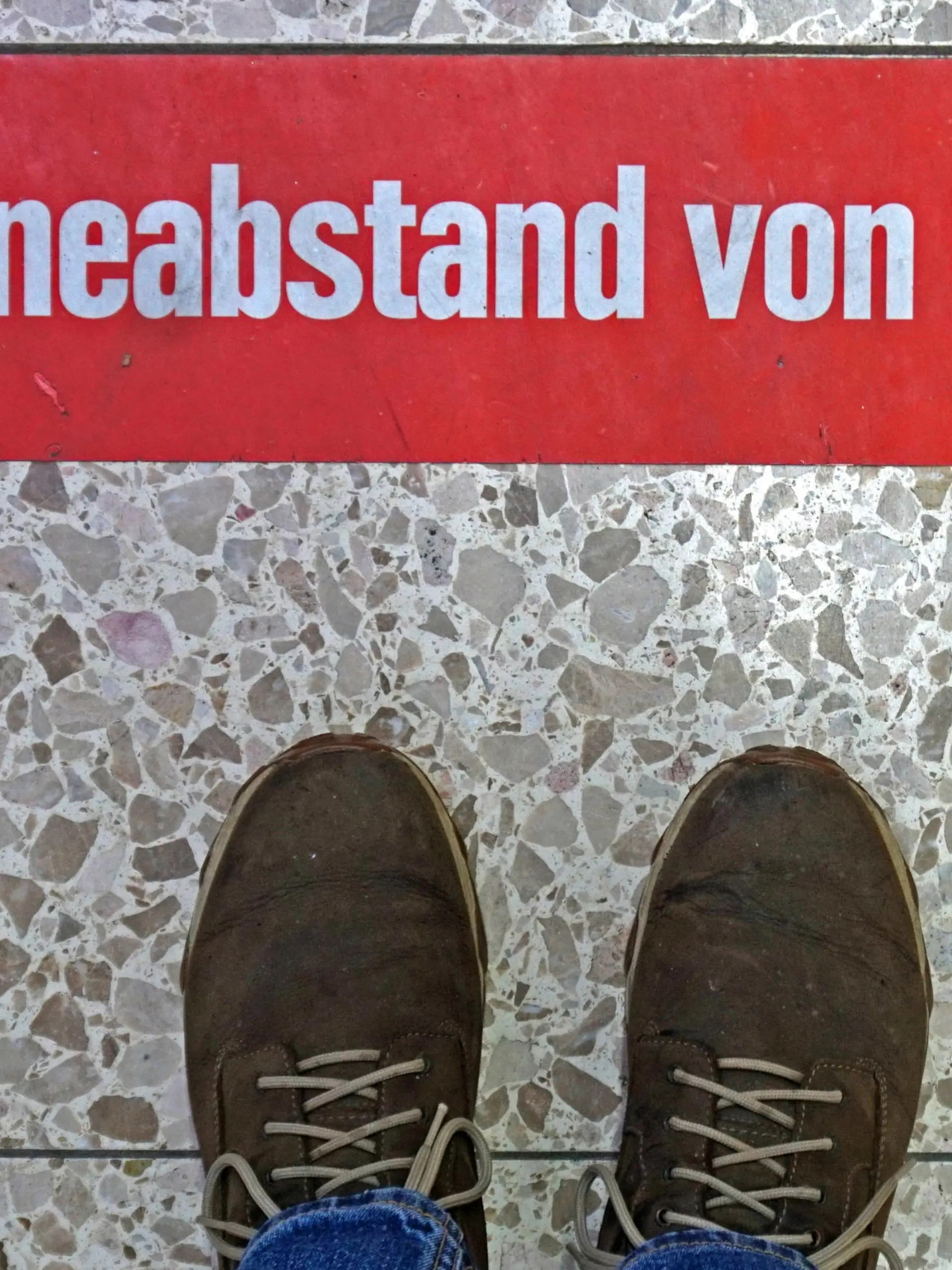  Einschränkungen wegen dem Coronavirus Als Maßnahme zur Prävention gegen eine Infektion mit dem Coronavirus werden die Kunden in einem Supermarkt zur Einhaltung der Abstandsregelung auf Fußböden hingewiesen. Essen Nordrhein-Westfalen Deutschland *** Restrictions due to the coronavirus As a measure to prevent infection with the coronavirus, customers in a supermarket are advised to observe the distance regulation on floors Essen Nordrhein Westfalen Germany