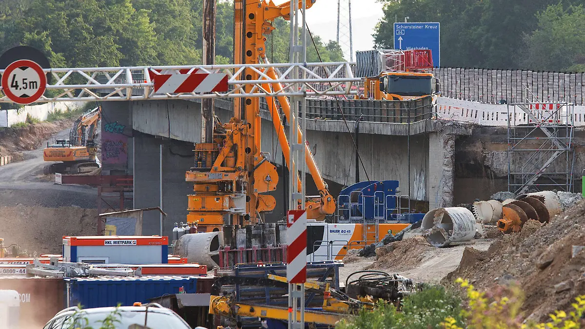 18.06.2021, Hessen, Wiesbaden: Ein Baustellenbereich an der Salzbachtalbrücke. Wegen möglicher Probleme mit der Statik ist die Autobahn-66-Brücke über das Salzbachtal in Wiesbaden am Freitag komplett für den Verkehr gesperrt worden. An der Salzbachtalbrücke gebe es eine Gefahrensituation mit der Statik, sagte ein Polizeisprecher. Foto: Michael Ehresmann/Wiesbaden112/dpa +++ dpa-Bildfunk +++