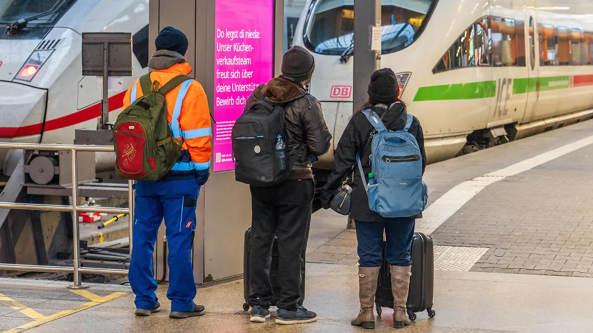 leerer Hauptbahnhof, Warnstreik der Eisenbahngewerkschaft EVG am Freitag, München, 21. April 2023 Deutschland, München, 21. April 2023, leerer Hauptbahnhof morgens um 6:40 Uhr, es fahren keine Züge, ratlose Bahnkunden am ICE Gleis, bundesweiter Warnstreik bei der Bahn am Freitag, 21. April, der Regional- und Fernverkehr sind betroffen, die Eisenbahn- und Verkehrsgewerkschaft EVG fordert u.a. 12 % mehr Lohn und eine Laufzeit von 12 Monaten, Symbolfoto Tarifrunde, Tarifverhandlungen, Gewerkschaft, Deutsche Bahn, Züge Regionalverkehr und Fernverkehr betroffen, Münchner Hauptbahnhof, Verkehr, Bahnverkehr, Fotomontage, Bayern, *** empty main station, warning strike of the railroad union EVG on Friday, Munich, 21 April 2023 Germany, Munich,