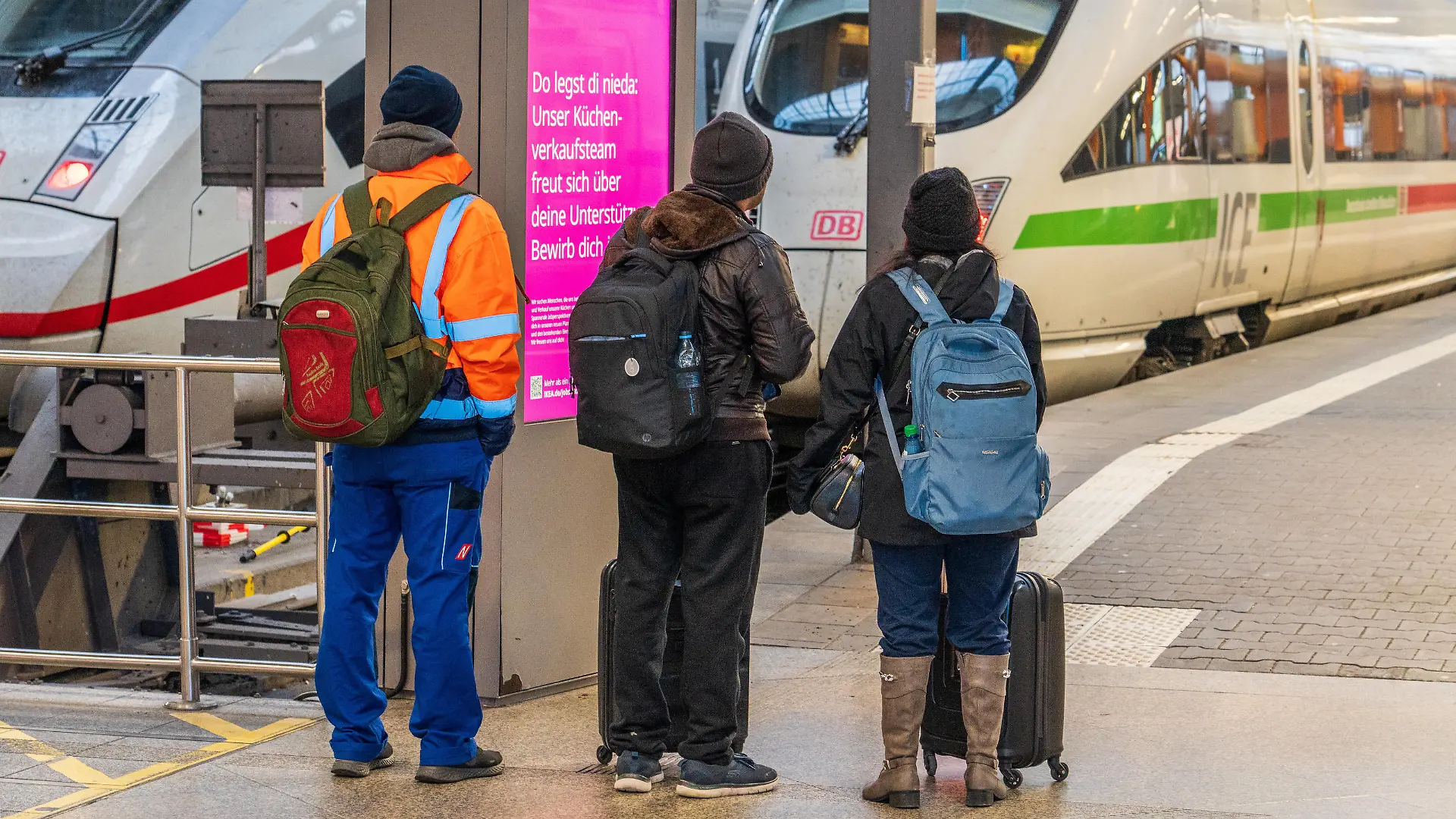 leerer Hauptbahnhof, Warnstreik der Eisenbahngewerkschaft EVG am Freitag, München, 21. April 2023 Deutschland, München, 21. April 2023, leerer Hauptbahnhof morgens um 6:40 Uhr, es fahren keine Züge, ratlose Bahnkunden am ICE Gleis, bundesweiter Warnstreik bei der Bahn am Freitag, 21. April, der Regional- und Fernverkehr sind betroffen, die Eisenbahn- und Verkehrsgewerkschaft EVG fordert u.a. 12 % mehr Lohn und eine Laufzeit von 12 Monaten, Symbolfoto Tarifrunde, Tarifverhandlungen, Gewerkschaft, Deutsche Bahn, Züge Regionalverkehr und Fernverkehr betroffen, Münchner Hauptbahnhof, Verkehr, Bahnverkehr, Fotomontage, Bayern, *** empty main station, warning strike of the railroad union EVG on Friday, Munich, 21 April 2023 Germany, Munich,