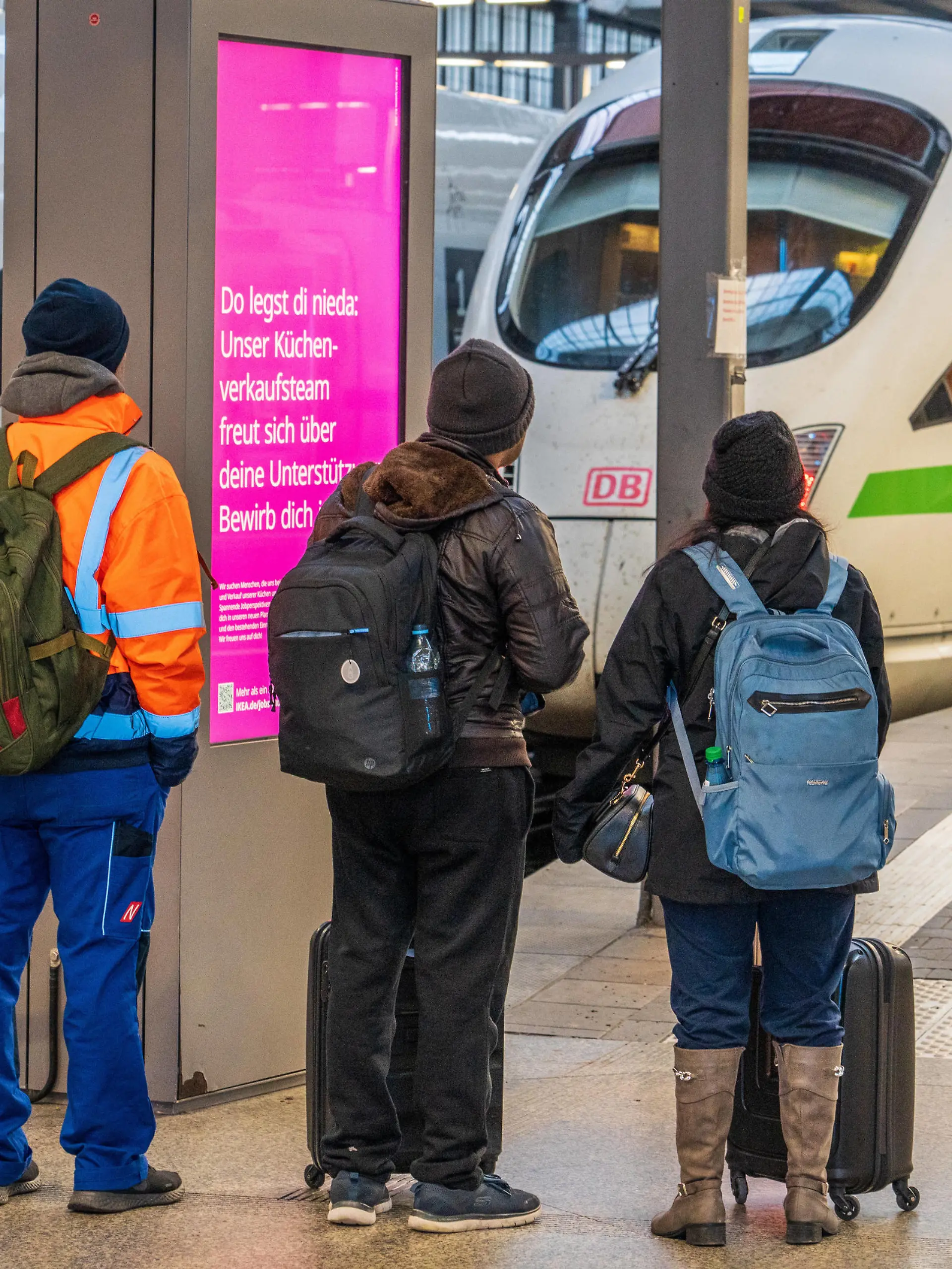 leerer Hauptbahnhof, Warnstreik der Eisenbahngewerkschaft EVG am Freitag, München, 21. April 2023 Deutschland, München, 21. April 2023, leerer Hauptbahnhof morgens um 6:40 Uhr, es fahren keine Züge, ratlose Bahnkunden am ICE Gleis, bundesweiter Warnstreik bei der Bahn am Freitag, 21. April, der Regional- und Fernverkehr sind betroffen, die Eisenbahn- und Verkehrsgewerkschaft EVG fordert u.a. 12 % mehr Lohn und eine Laufzeit von 12 Monaten, Symbolfoto Tarifrunde, Tarifverhandlungen, Gewerkschaft, Deutsche Bahn, Züge Regionalverkehr und Fernverkehr betroffen, Münchner Hauptbahnhof, Verkehr, Bahnverkehr, Fotomontage, Bayern, *** empty main station, warning strike of the railroad union EVG on Friday, Munich, 21 April 2023 Germany, Munich,