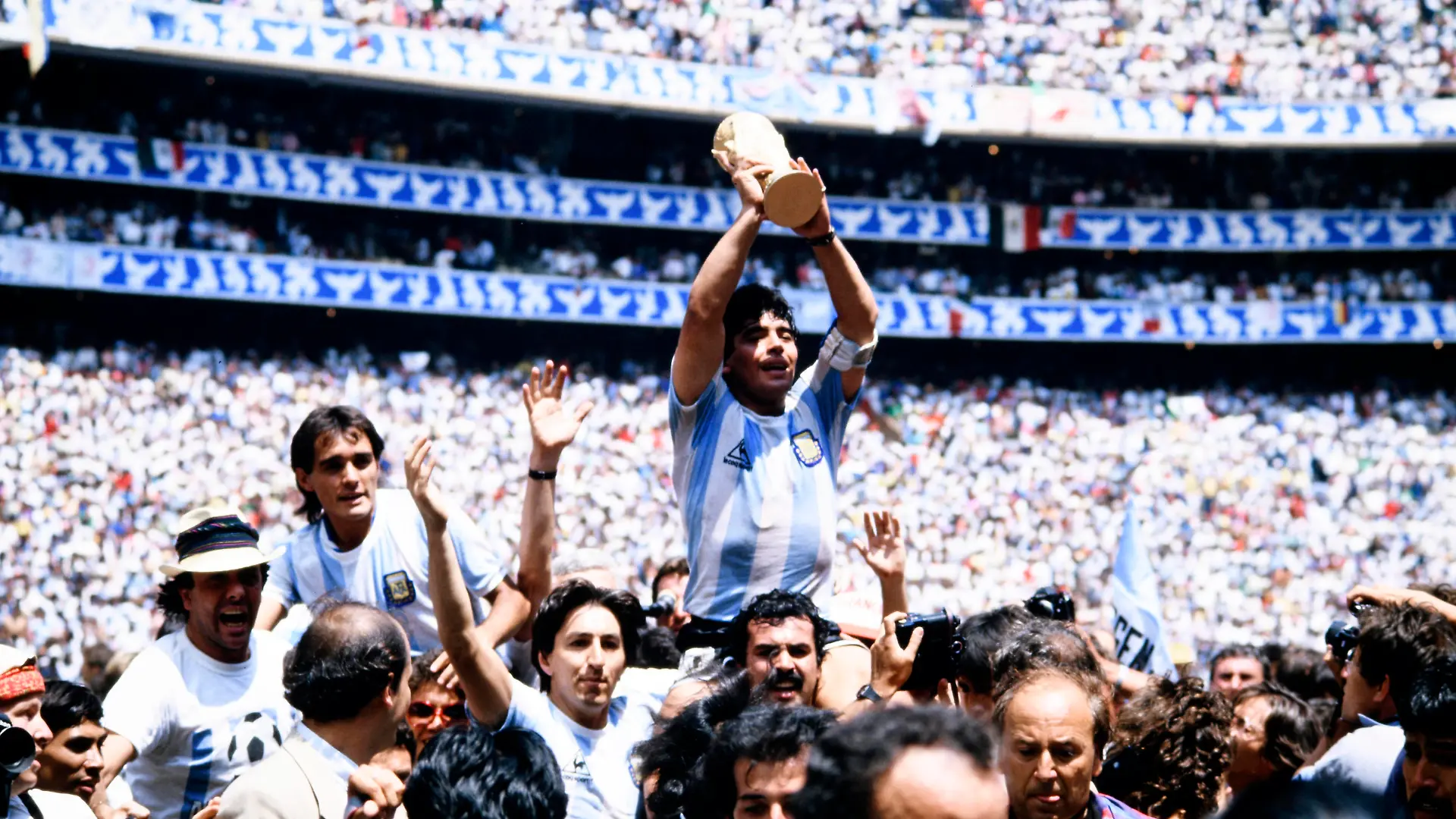 MARADONA Diego Team Argentina mit dem WM Pokal bei der Siegerehrung im Azteka Stadion Endspiel FIFA WM Finale 1986 in Mexiko Argentinien - Deutschland 3 : 2 am 29.06.1986 in Mexiko - Stadt *** MARADONA Diego Team Argentina with the World Cup at the award ceremony in Azteka Stadium Final FIFA World Cup Final 1986 in Mexico Argentina Germany 3 2 on 29 06 1986 in Mexico City