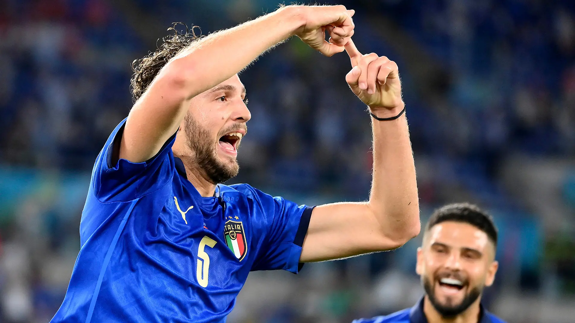 16.06.2021, Italien, Rom: Fußball: EM, Italien - Schweiz, Vorrunde, Gruppe A, 2. Spieltag im Olympiastadion Rom. Italiens Manuel Locatelli (l) freut sich über seinen Treffer zum 1:0. Foto: Alfredo Falcone/LaPresse/AP/dpa +++ dpa-Bildfunk +++