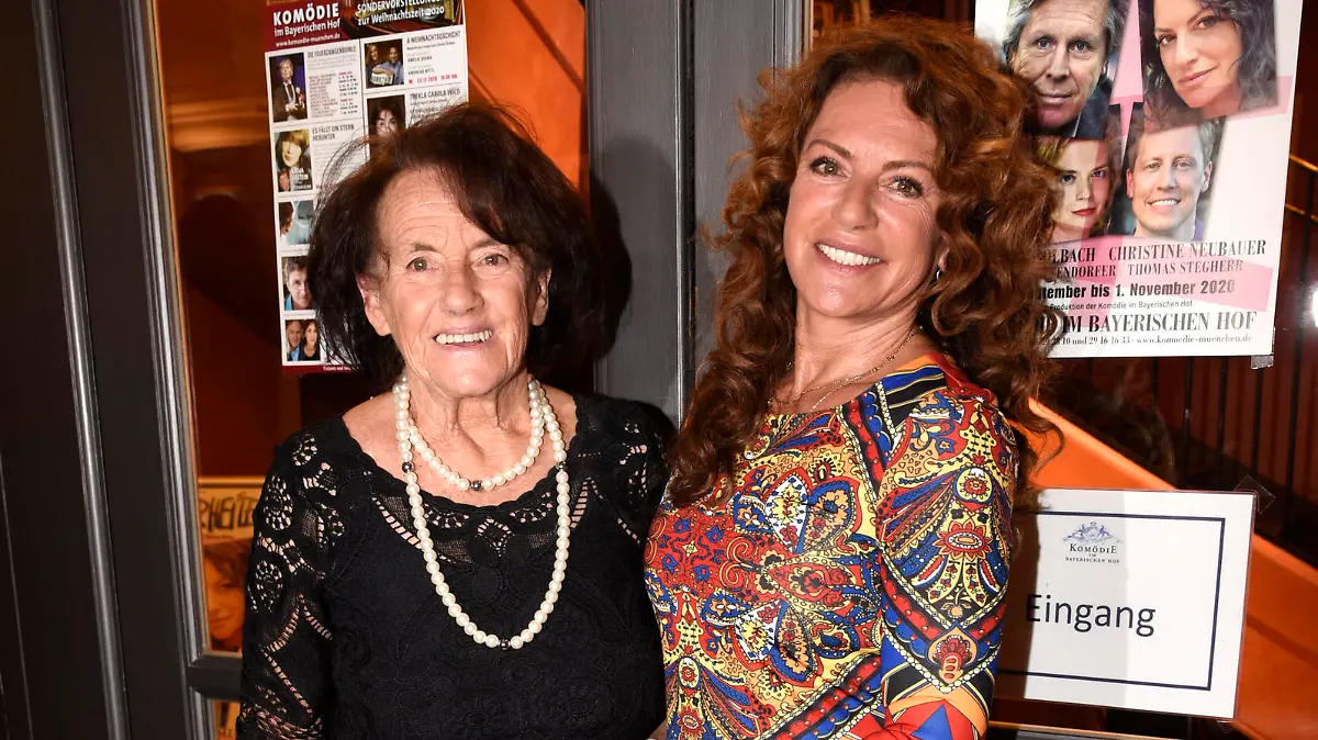 Christine Neubauer mit Mutter Lydia Neubauer bei einer Theaterpremiere im September 2020.