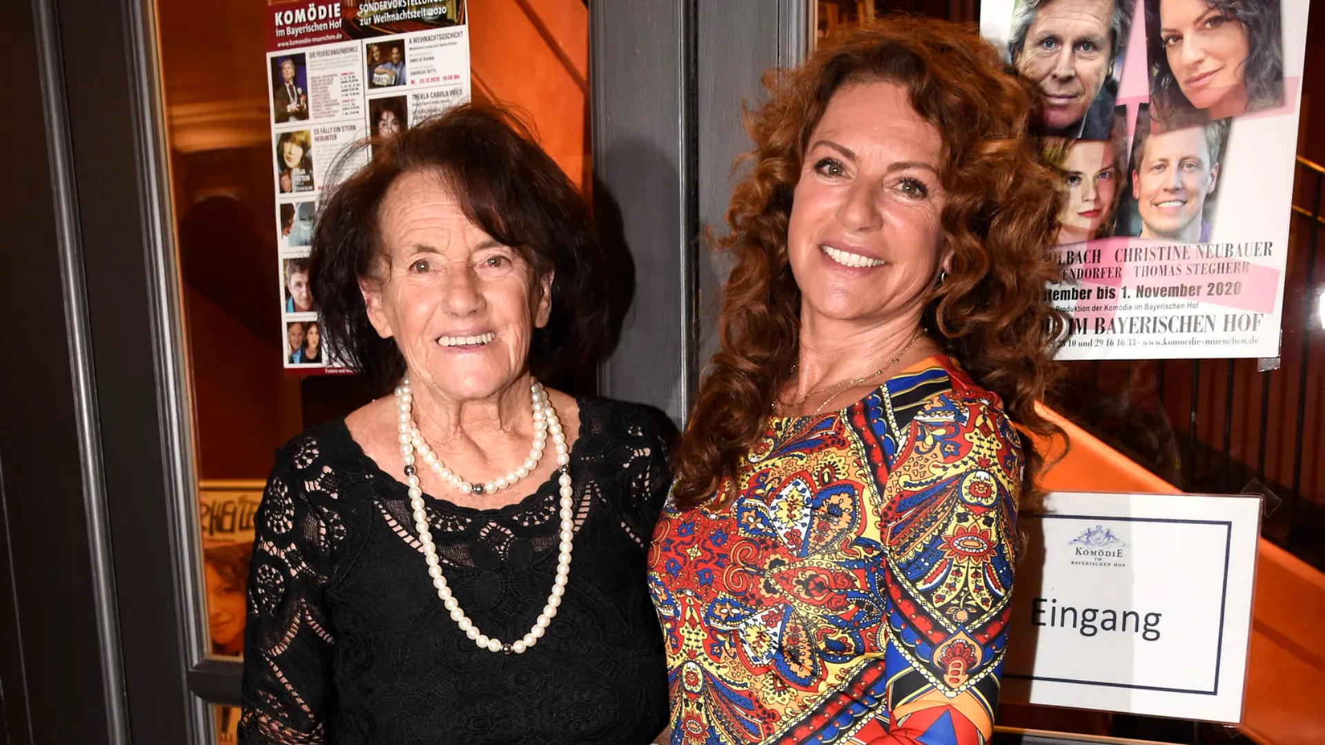 Christine Neubauer mit Mutter Lydia Neubauer bei einer Theaterpremiere im September 2020.