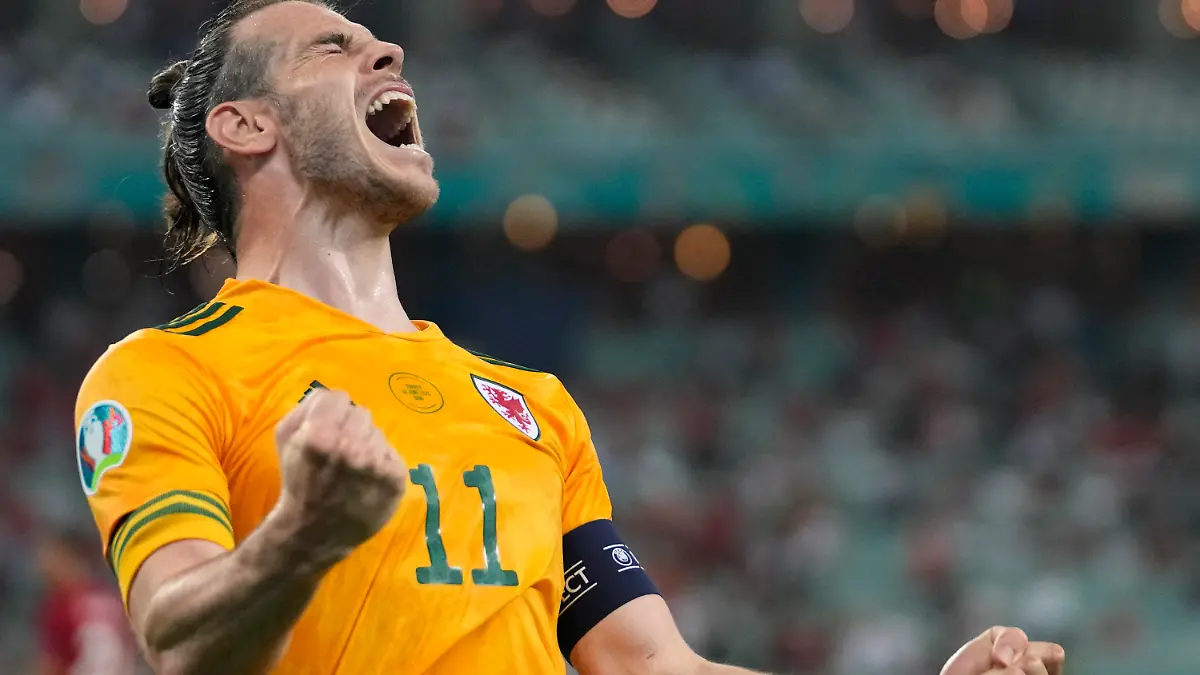 16.06.2021, Aserbaidschan, Baku: Fußball: EM,  Türkei - Wales, Vorrunde, Gruppe A, 2. Spieltag im Olympiastadion in Baku. Gareth Bale aus Wales freut sich über das 0:2 für seine Mannschaft. Foto: Darko Vojinovic/AP Pool/dpa +++ dpa-Bildfunk +++
