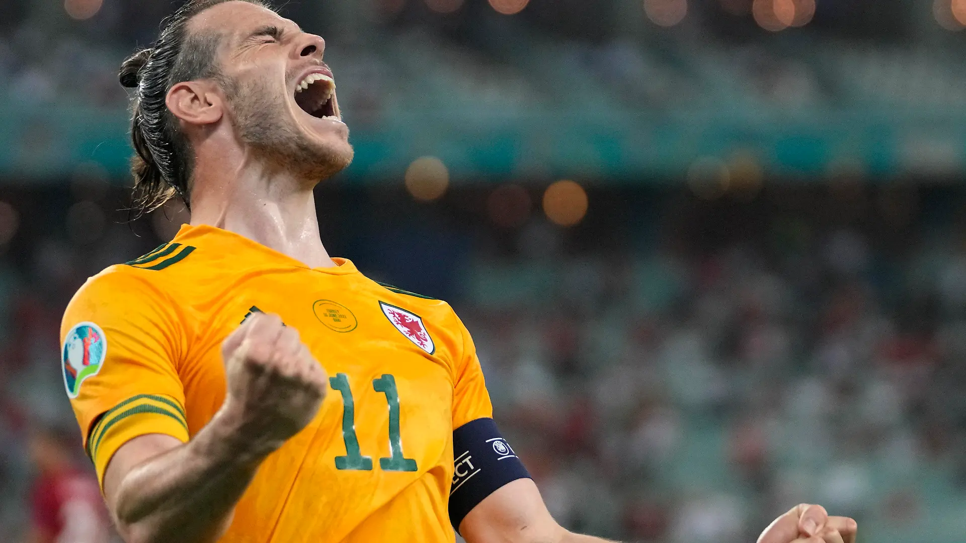16.06.2021, Aserbaidschan, Baku: Fußball: EM, Türkei - Wales, Vorrunde, Gruppe A, 2. Spieltag im Olympiastadion in Baku. Gareth Bale aus Wales freut sich über das 0:2 für seine Mannschaft. Foto: Darko Vojinovic/AP Pool/dpa +++ dpa-Bildfunk +++