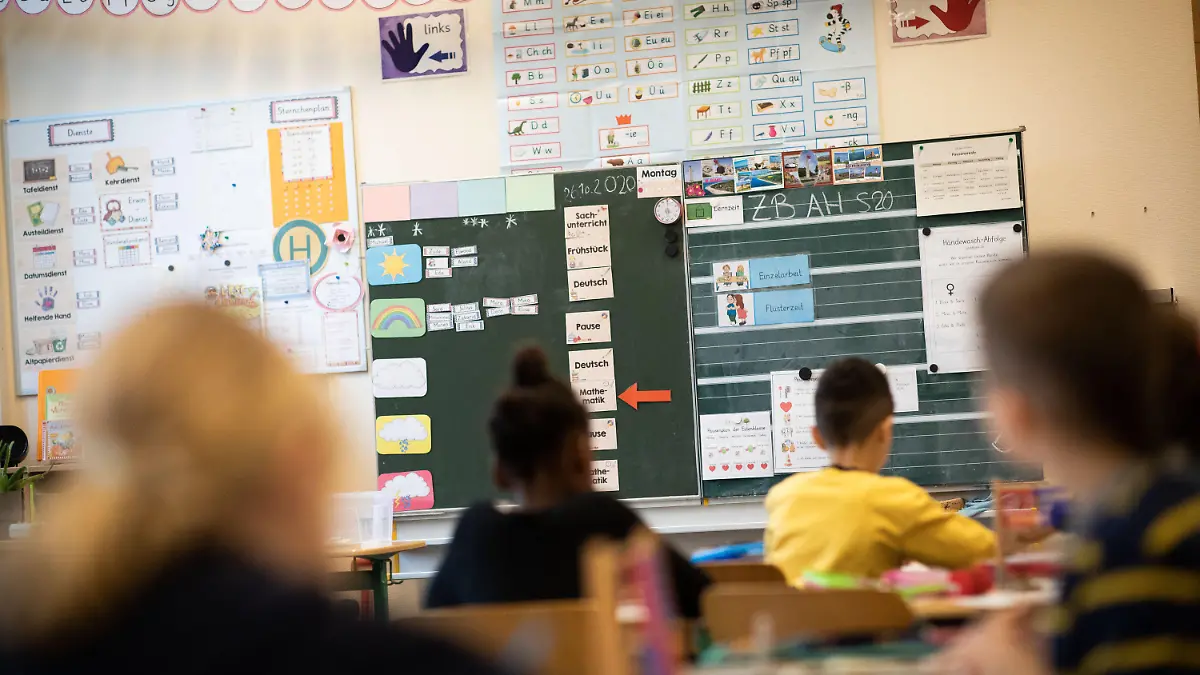 26.10.2020, Hamburg: Schülerinnen und Schüler einer 2. Klasse in der Grundschule Hasselbrook sitzen in ihrem Klassenzimmer. Die Bundeskanzlerin berät in einer Video-Konferenz mit den Ministerpräsidenten über weitere Corona-Beschränkungen. Schulen und Kitas sollen aber offen bleiben. Foto: Christian Charisius/dpa +++ dpa-Bildfunk +++