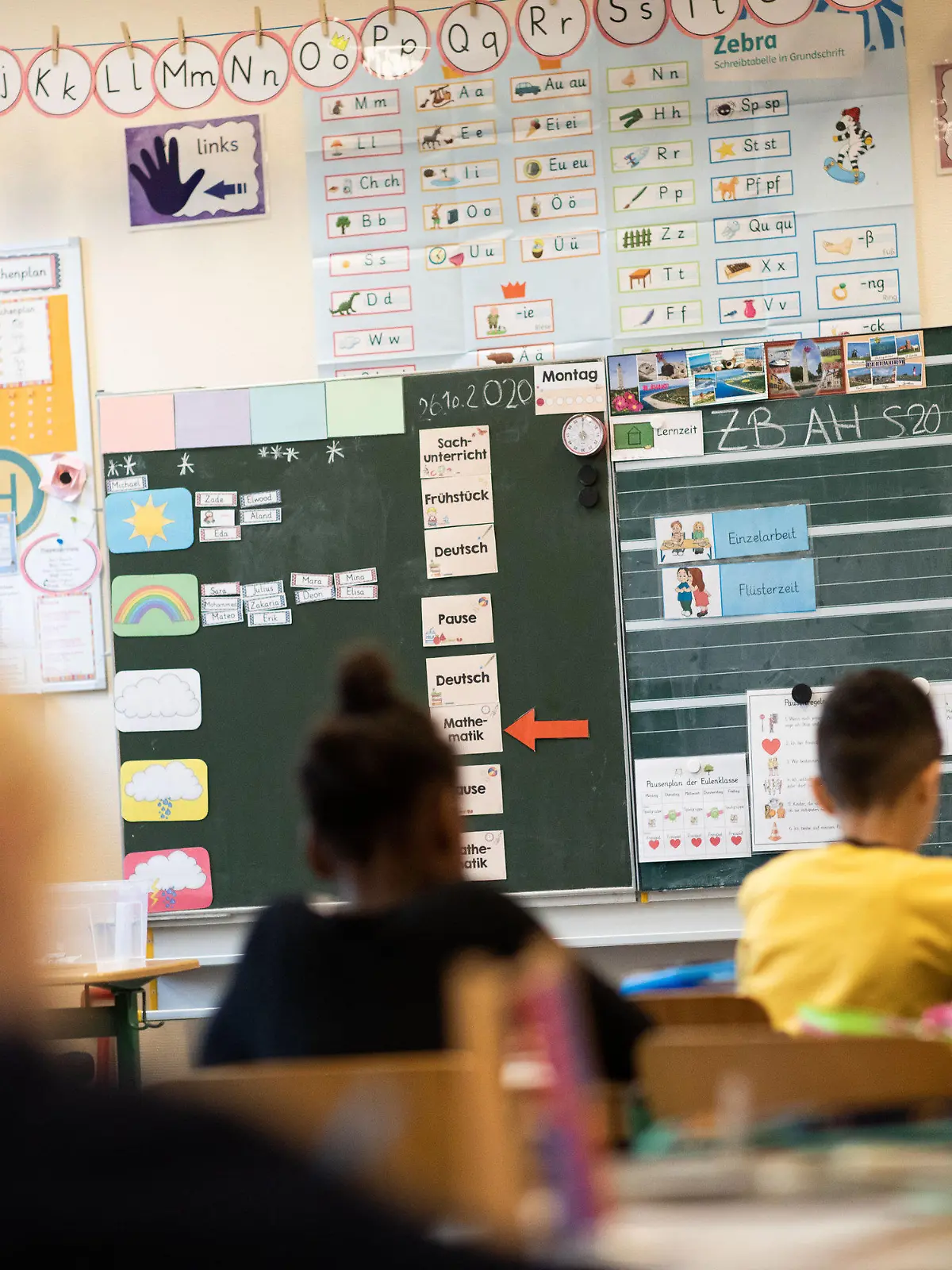 26.10.2020, Hamburg: Schülerinnen und Schüler einer 2. Klasse in der Grundschule Hasselbrook sitzen in ihrem Klassenzimmer. Die Bundeskanzlerin berät in einer Video-Konferenz mit den Ministerpräsidenten über weitere Corona-Beschränkungen. Schulen und Kitas sollen aber offen bleiben. Foto: Christian Charisius/dpa +++ dpa-Bildfunk +++