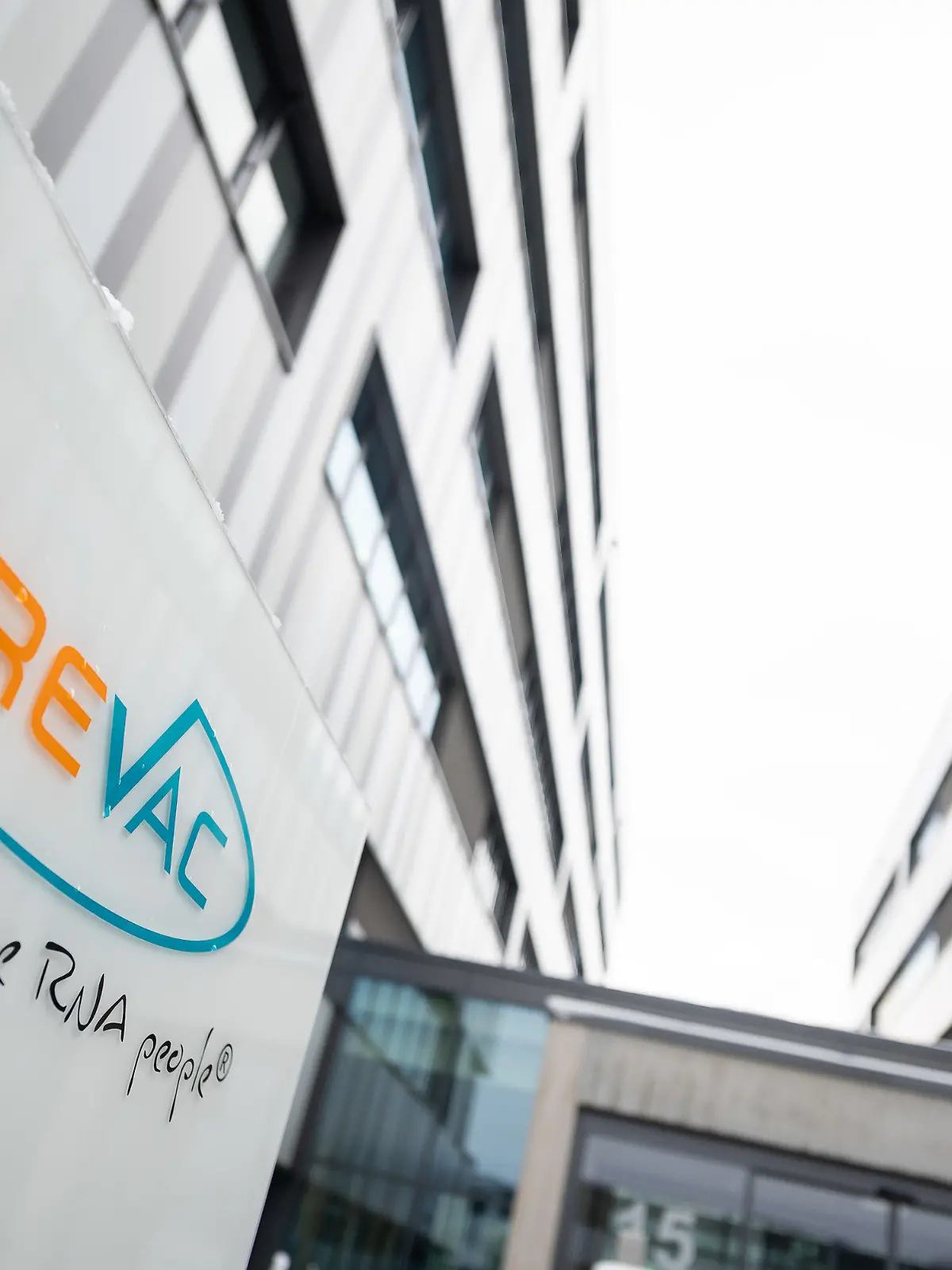 ARCHIV - 07.01.2021, Baden-Württemberg, Tübingen: Das Logo des Biotech-Unternehmen Curevac mit dem Slogan «the RNA people» steht an der Unternehmenszentrale. Der Börsenkurs des Tübinger Biotech-Unternehmens Curevac ist im nachbörslichen US-Handel am Mittwoch um mehr als die Hälfte abgesackt. Bei einer Studie wurde laut Unternehmen eine Wirksamkeit von lediglich 47 Prozent gegen eine Covid-19-Erkrankung jeglichen Schweregrads erzielt. Die vorgesehenen statistischen Erfolgskriterien der zulassungsrelevanten Studie wurden damit nicht erreicht. Foto: Sebastian Gollnow/dpa +++ dpa-Bildfunk +++