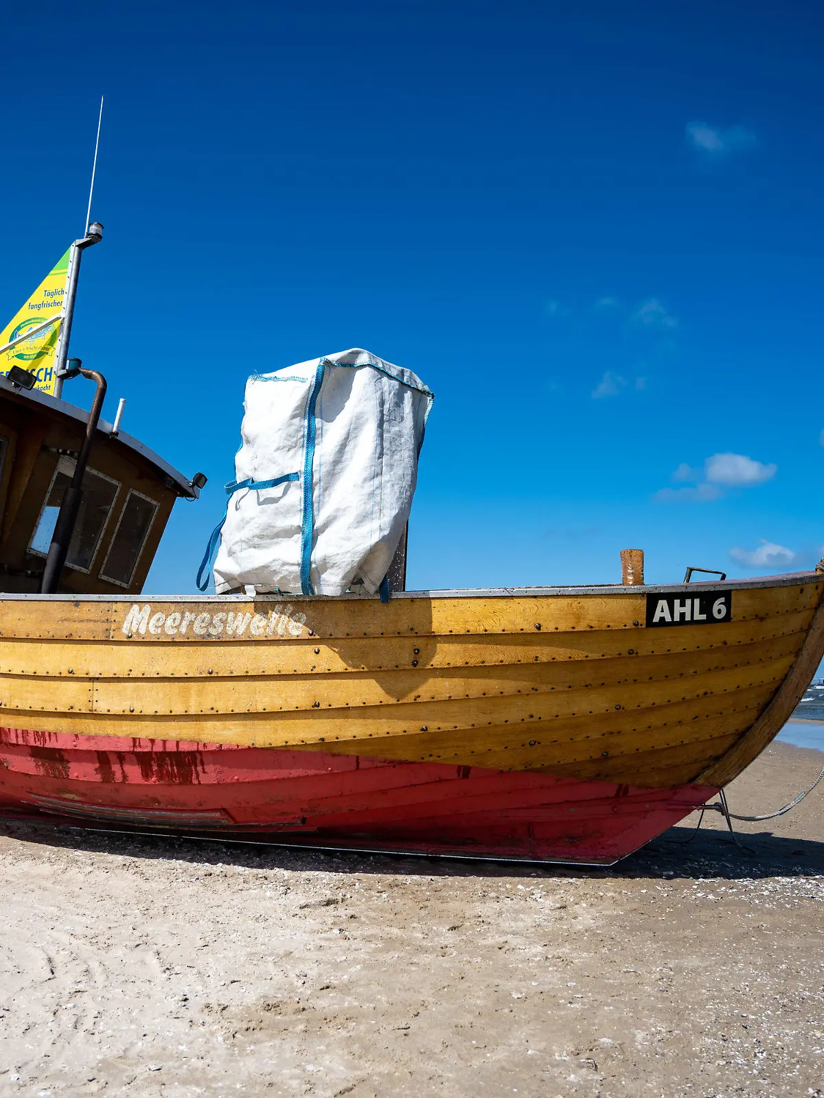 02.05.2023, Mecklenburg-Vorpommern, Heringsdorf: Ein Fischerboot steht am Strand des Ostseebades Ahlbeck in der Gemeinde Heringsdorf. Für die nächsten Tage haben die Meteorologen vorerst wechselhaftes Wetter vorausgesagt Foto: Stefan Sauer/dpa +++ dpa-Bildfunk +++