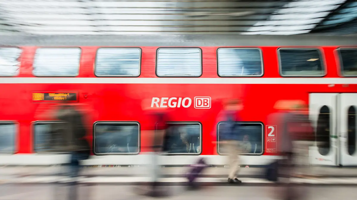 ARCHIV - Eine Regionalbahn der Deutschen Bahn (DB) fährt am 29.09.2014 in den Hauptbahnhof in Berlin ein. Die Deutsche Bahn veröffentlicht am 27.07.2016 die Zahlen für das 2. Quartal 2016. Foto: Lukas Schulze/dpa +++(c) dpa - Bildfunk+++