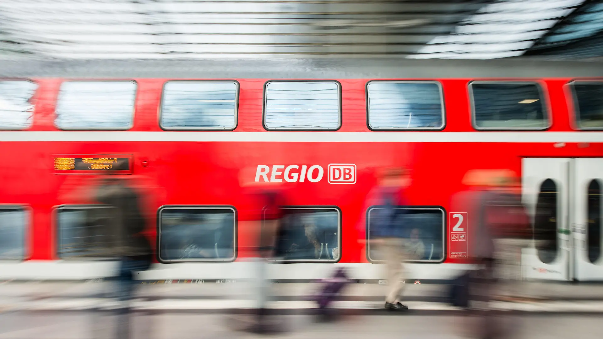 ARCHIV - Eine Regionalbahn der Deutschen Bahn (DB) fährt am 29.09.2014 in den Hauptbahnhof in Berlin ein. Die Deutsche Bahn veröffentlicht am 27.07.2016 die Zahlen für das 2. Quartal 2016. Foto: Lukas Schulze/dpa +++(c) dpa - Bildfunk+++