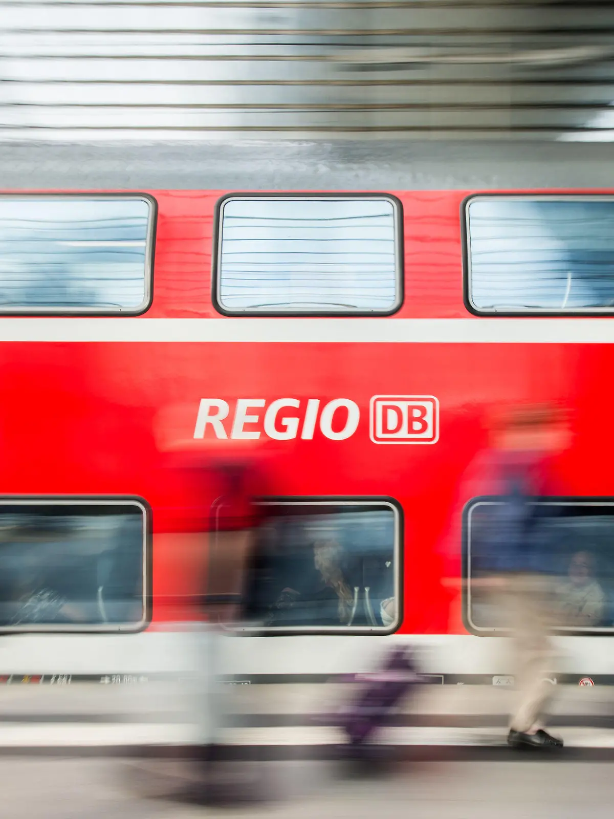 ARCHIV - Eine Regionalbahn der Deutschen Bahn (DB) fährt am 29.09.2014 in den Hauptbahnhof in Berlin ein. Die Deutsche Bahn veröffentlicht am 27.07.2016 die Zahlen für das 2. Quartal 2016. Foto: Lukas Schulze/dpa +++(c) dpa - Bildfunk+++