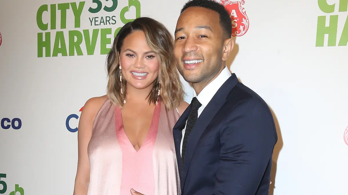 Chrissy Teigen & John Legend at City Harvest's 35th Anniversary Gala in New York.
<P>
Pictured: Chrissy Teigen, John Legend
<B>Ref: SPL1687218  240418  </B><BR/>
Picture by: Splash News<BR/>
</P><P>
<B>Splash News and Pictures</B><BR/>
Los Angeles:	310-821-2666<BR/>
New York:	212-619-2666<BR/>
London:	870-934-2666<BR/>
photodesk@splashnews.com<BR/>
</P>