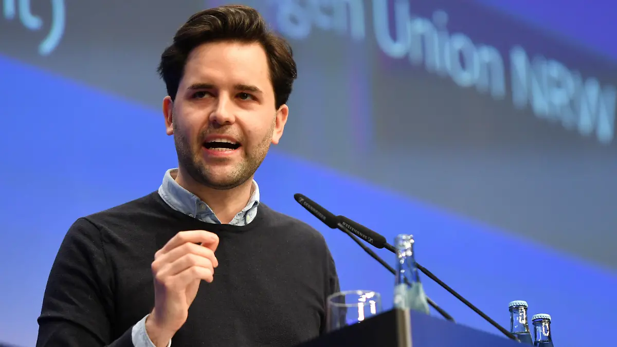 15.10.2021, Nordrhein-Westfalen, Münster: Johannes Winkel, nordrhein-westfälischer Landesvorsitzender der Jungen Union (JU), hält eine Rede zum Auftakt des Deutschlandtages der Jungen Union. Die Nachwuchsorganisation von CDU und CSU will das Wahlergebnis an drei Tagen bis Sonntag aufarbeiten. Foto: Bernd Thissen/dpa +++ dpa-Bildfunk +++