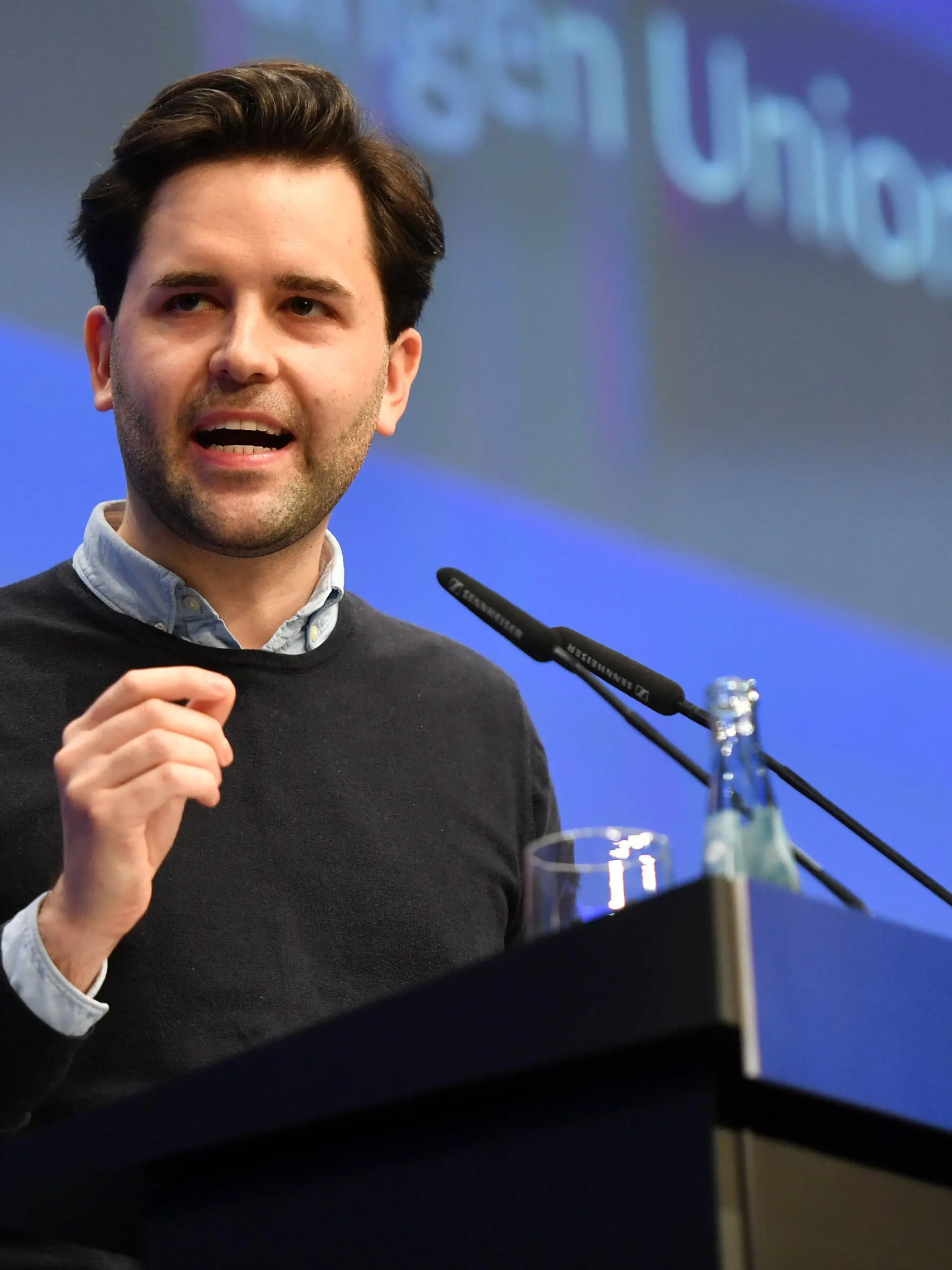 15.10.2021, Nordrhein-Westfalen, Münster: Johannes Winkel, nordrhein-westfälischer Landesvorsitzender der Jungen Union (JU), hält eine Rede zum Auftakt des Deutschlandtages der Jungen Union. Die Nachwuchsorganisation von CDU und CSU will das Wahlergebnis an drei Tagen bis Sonntag aufarbeiten. Foto: Bernd Thissen/dpa +++ dpa-Bildfunk +++